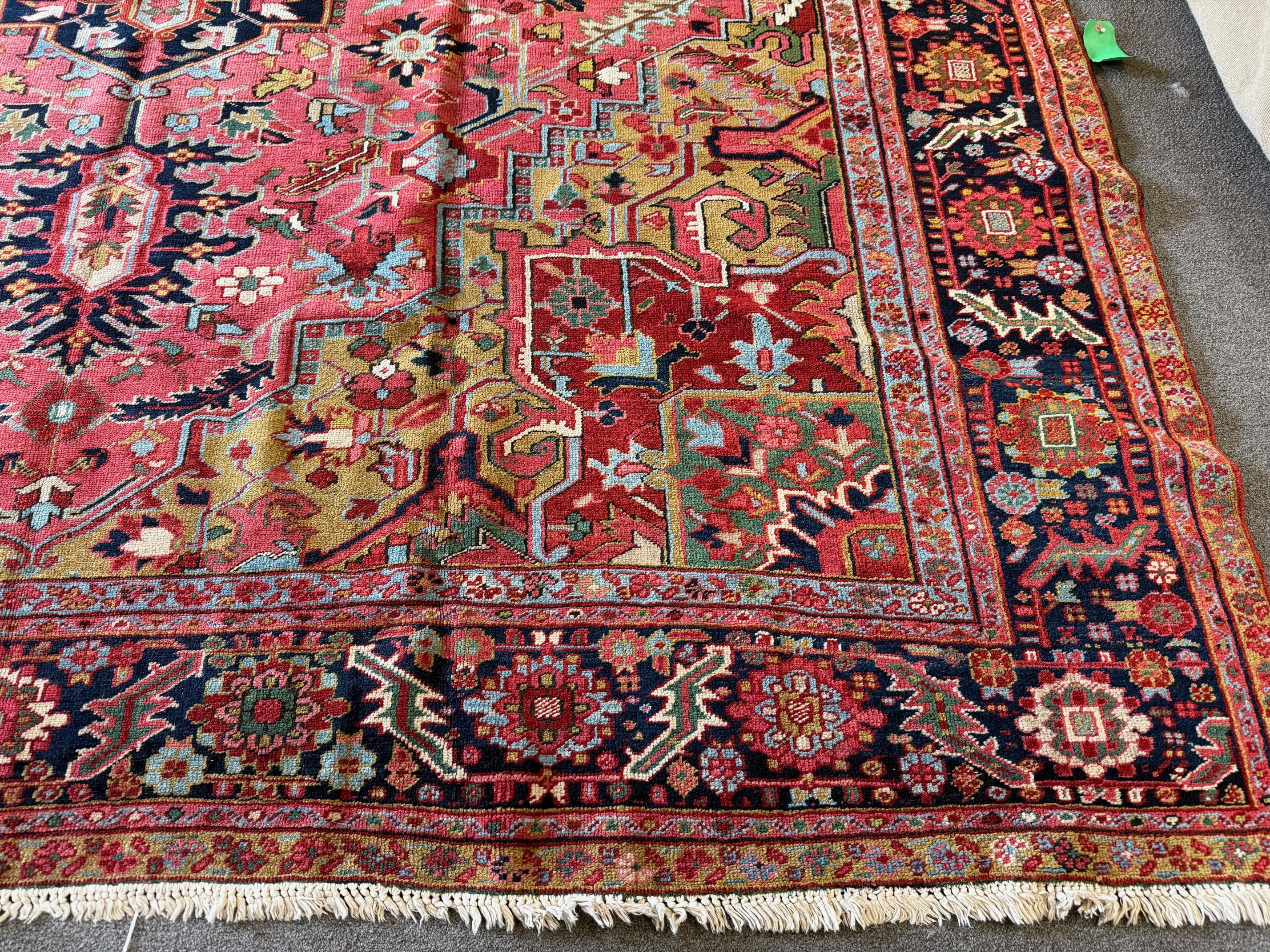 Noué à la main Tapis antique Heriz en vente