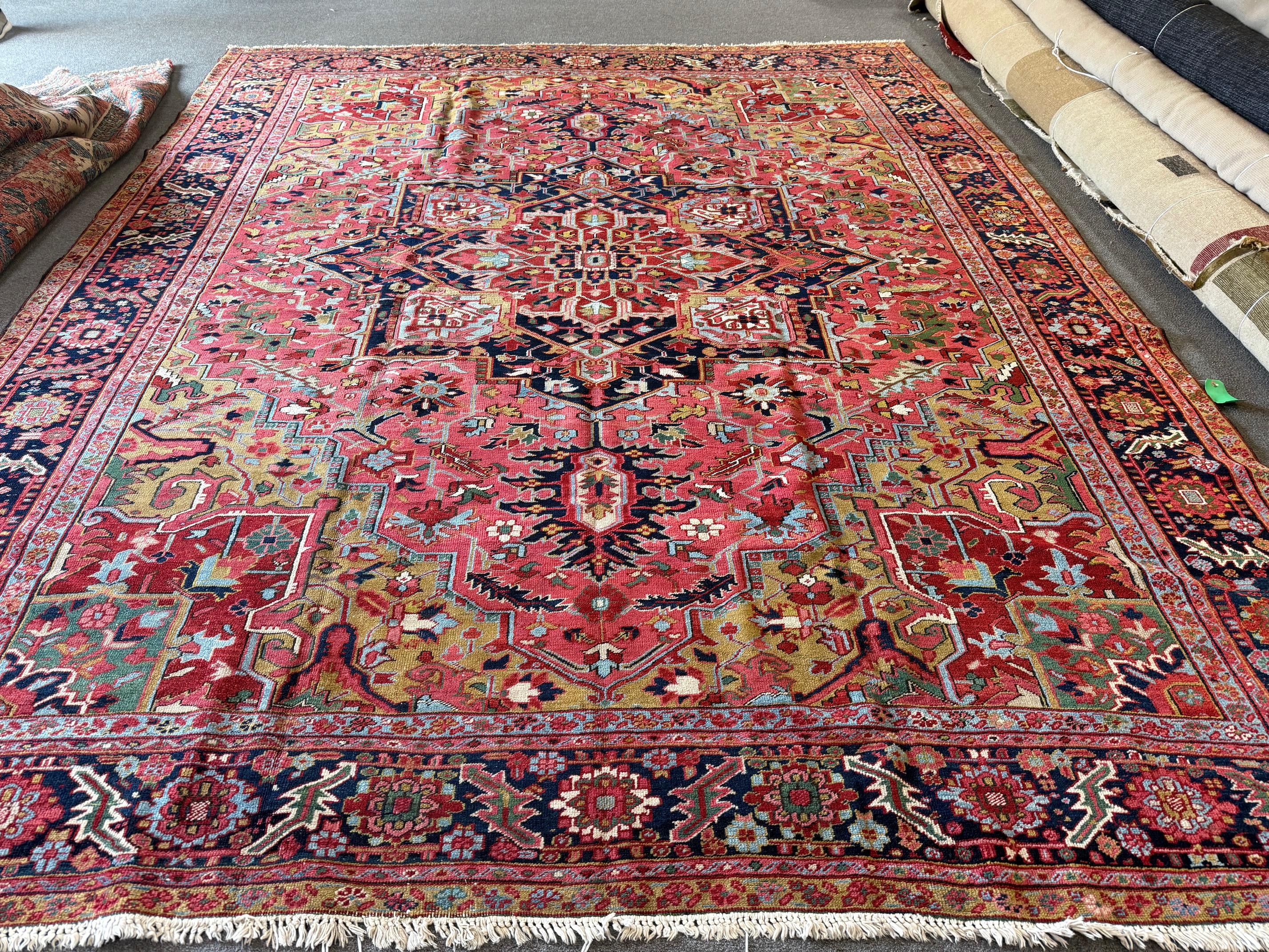 Tapis antique Heriz Bon état - En vente à West Hollywood, CA