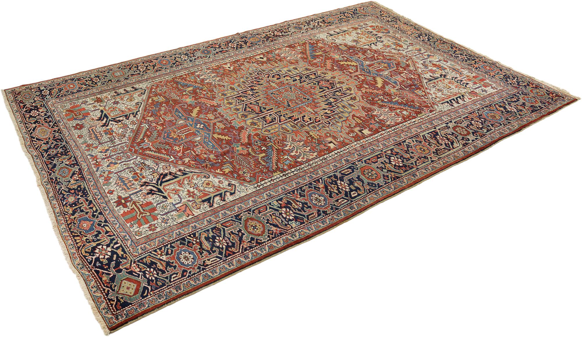 Handgeknüpfter Heriz-Teppich, gewebt in Nordwest-Iran, um 1930.

Dieser antike Heriz-Teppich zeigt ein kühnes Zentralmedaillon mit verschlungenen, eckigen Motiven, die von einem großzügigen elfenbeinfarbenen Feld und tiefrotem Grund umrahmt werden.