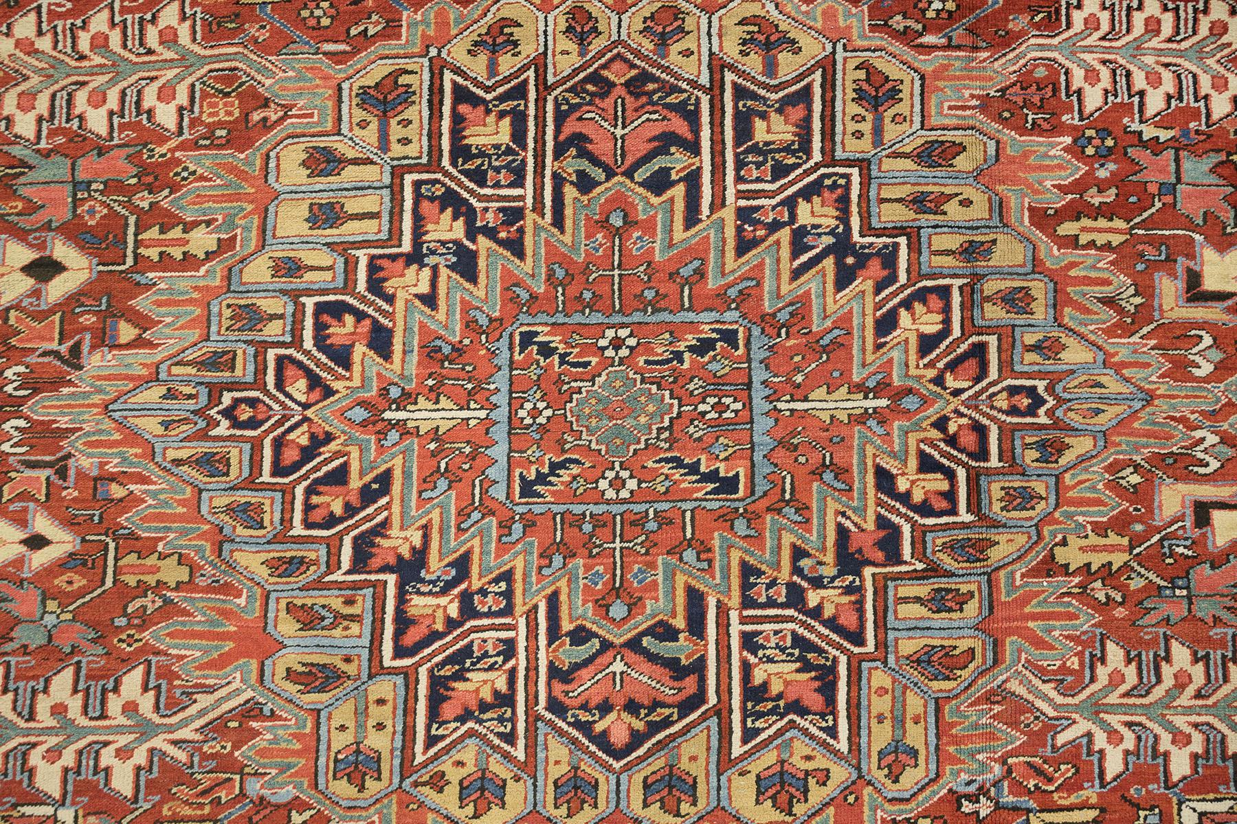 Antiker Heriz-Teppich, handgeknüpft, 15,2 × 10,8 ft- Rot, Elfenbein & Marine im Zustand „Gut“ im Angebot in North Bergen, NJ