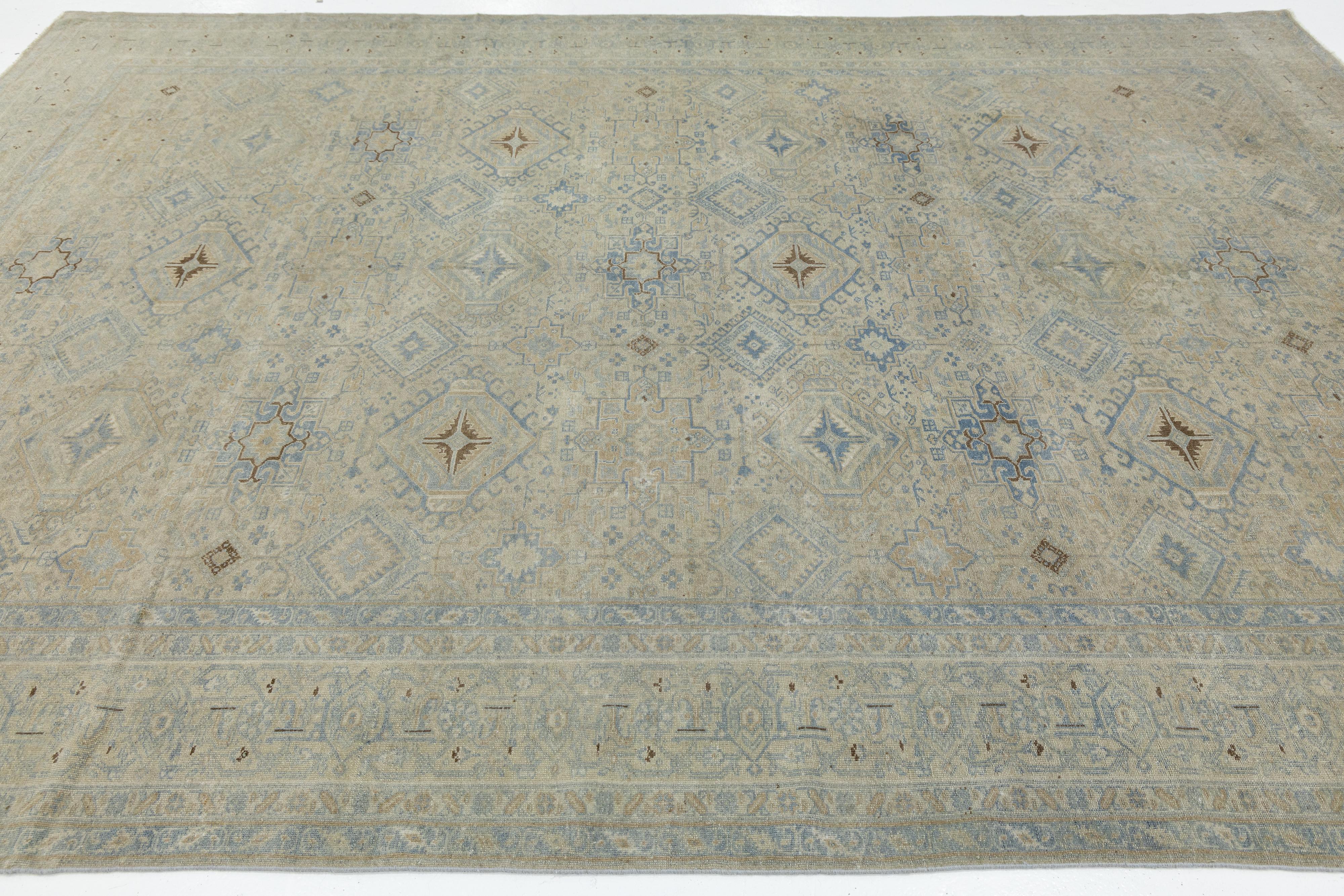 Annodato a mano Tappeto antico Heriz - Lana annodata a mano, geometrico in morbidi toni della terra in vendita