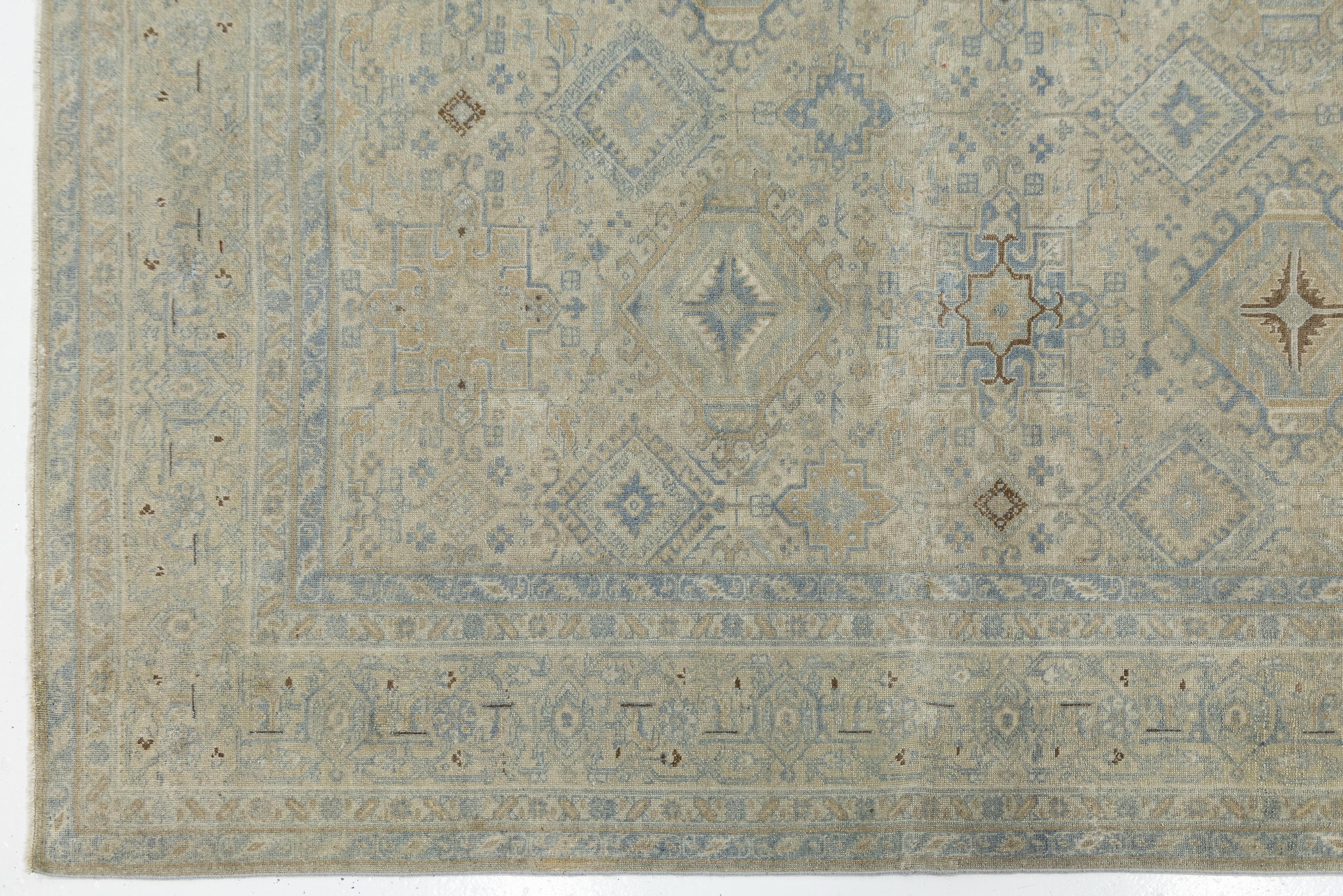 Tappeto antico Heriz - Lana annodata a mano, geometrico in morbidi toni della terra In condizioni ottime in vendita a Norwalk, CT