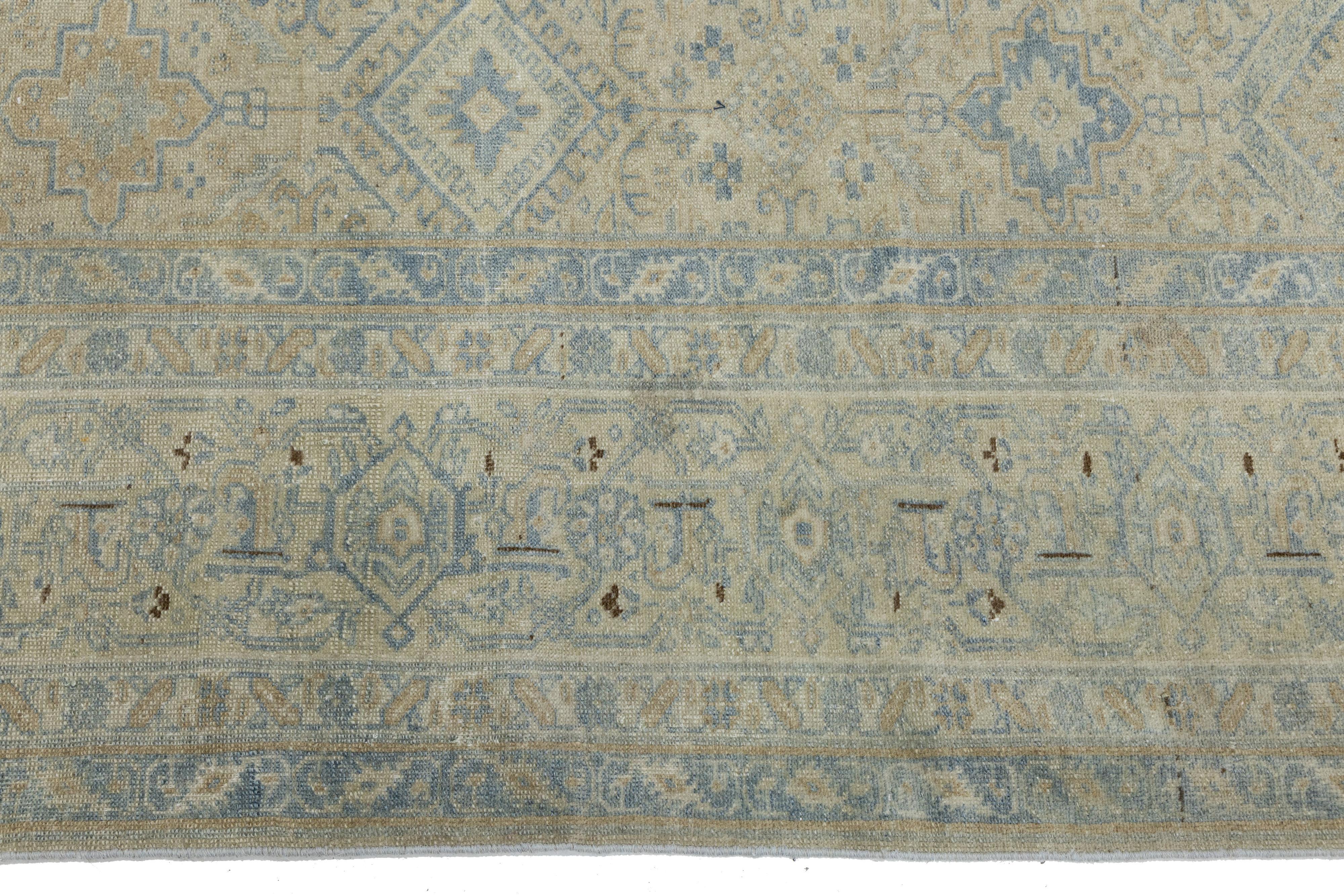 Tappeto antico Heriz - Lana annodata a mano, geometrico in morbidi toni della terra in vendita 1