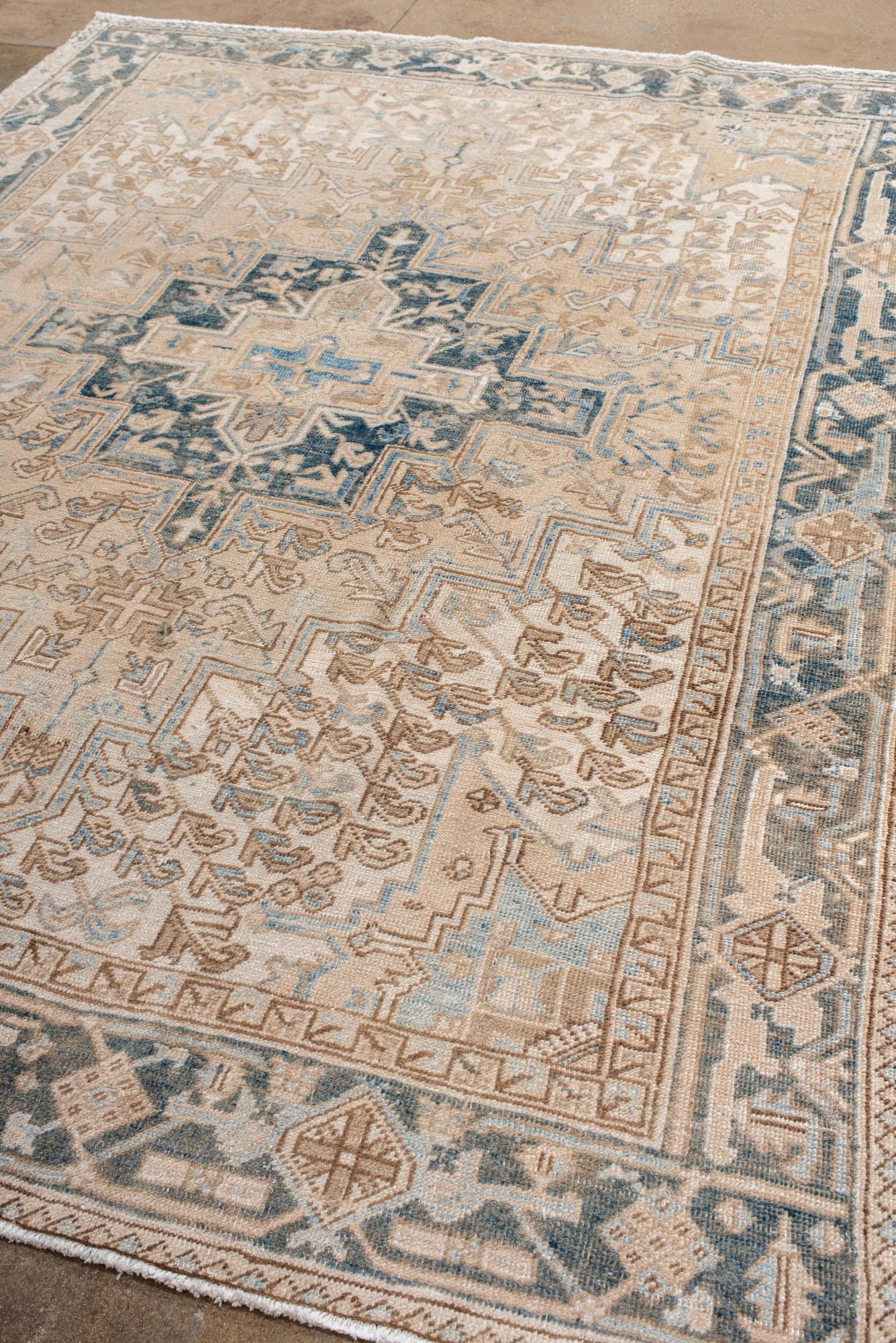 Antiker Heriz-Teppich in zartem Blau und Taupe mit geometrischem Medaillon (Persisch) im Angebot
