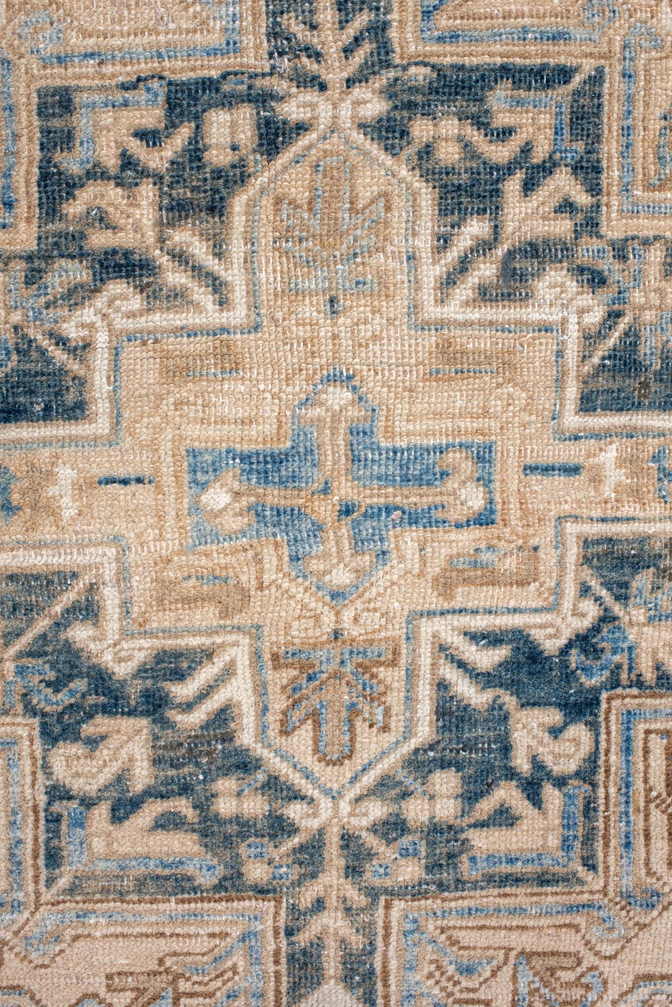 Antiker Heriz-Teppich in zartem Blau und Taupe mit geometrischem Medaillon (Handgeknüpft) im Angebot