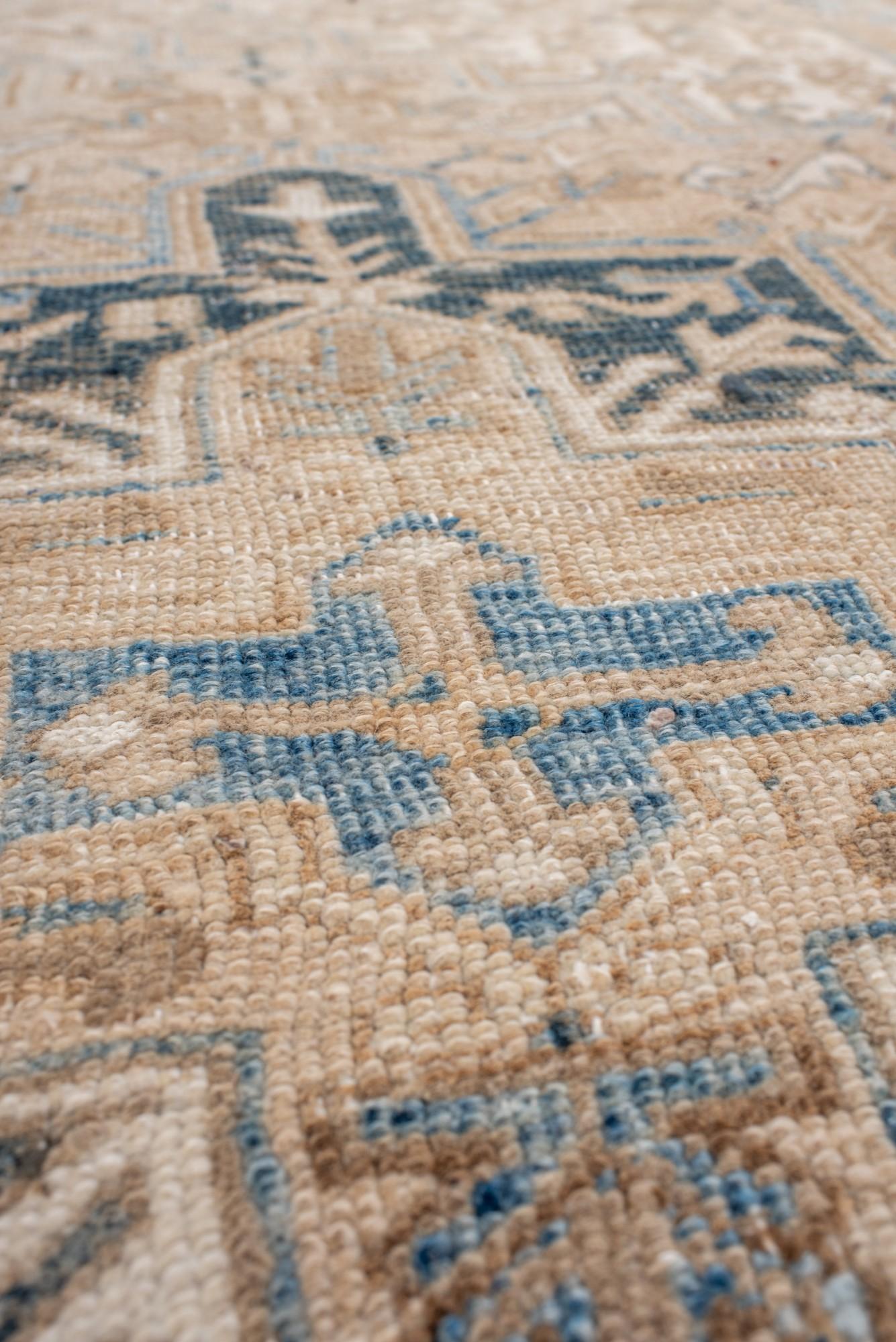 Antiker Heriz-Teppich in zartem Blau und Taupe mit geometrischem Medaillon im Zustand „Gut“ im Angebot in New York, NY