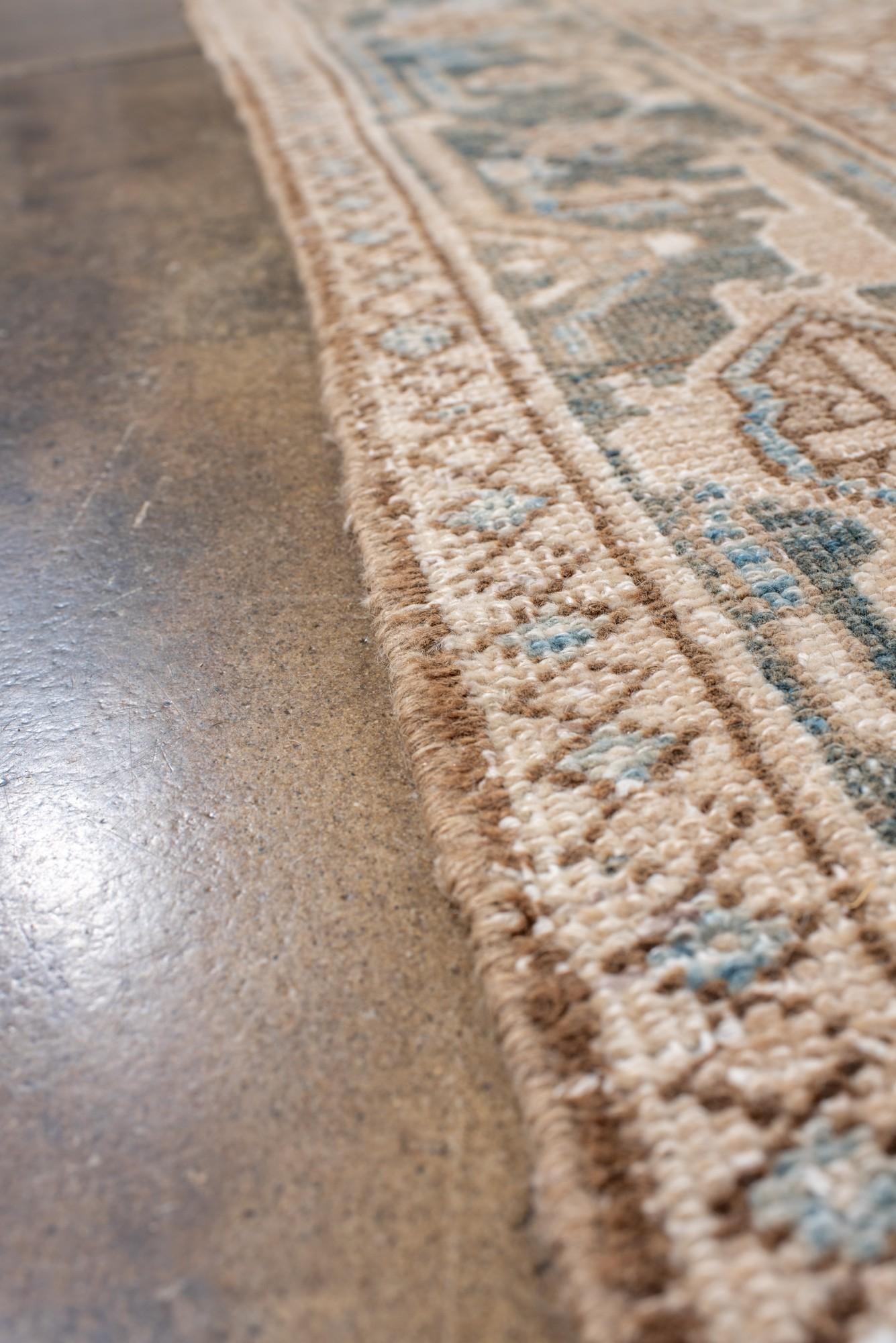 Antiker Heriz-Teppich in zartem Blau und Taupe mit geometrischem Medaillon (Wolle) im Angebot