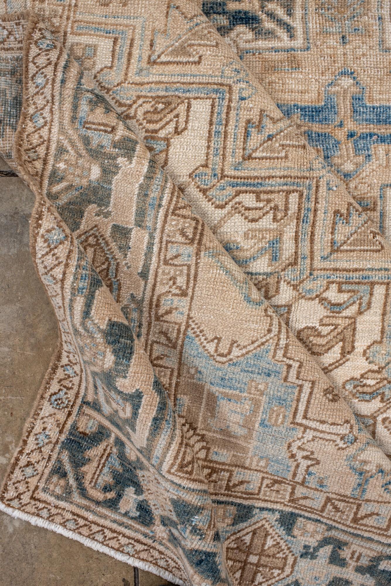 Antiker Heriz-Teppich in zartem Blau und Taupe mit geometrischem Medaillon im Angebot 1