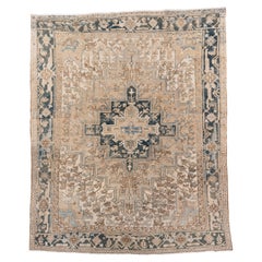 Antiker Heriz-Teppich in zartem Blau und Taupe mit geometrischem Medaillon