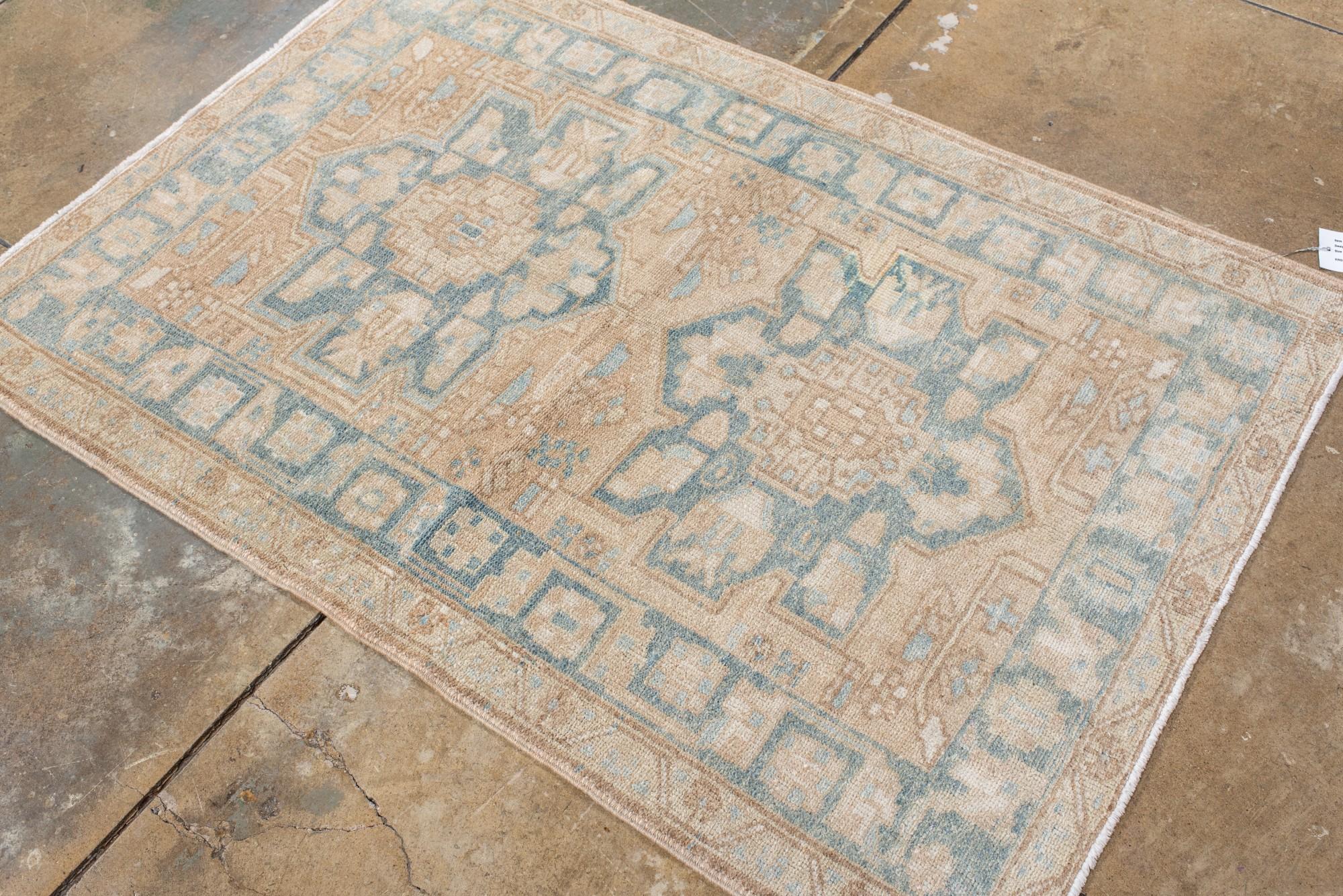 XX secolo Tappeto Heriz antico nei toni del blu e del sabbia lavato in vendita