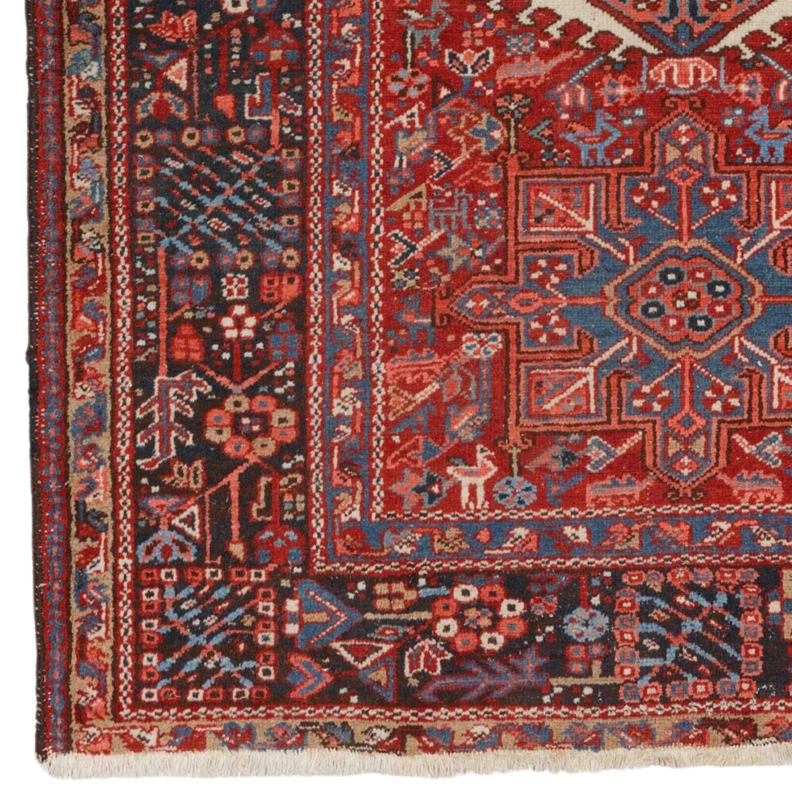 Antiker Heriz-Teppich 140x185 cm (4,59x6,06 ft) Mitte des 20. Jahrhunderts Heriz-Teppich in gutem Zustand

Die weichen Kurven und fließenden Linien des raffinierten Tabriz-Medaillonsystems werden in harte, geometrische Winkel und gebrochene Linien