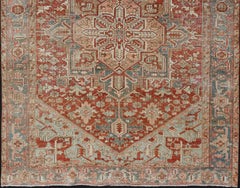Tapis Heriz ancien avec motif de médaillon sur toute sa surface en rouge, bleu, rose, brun et brun