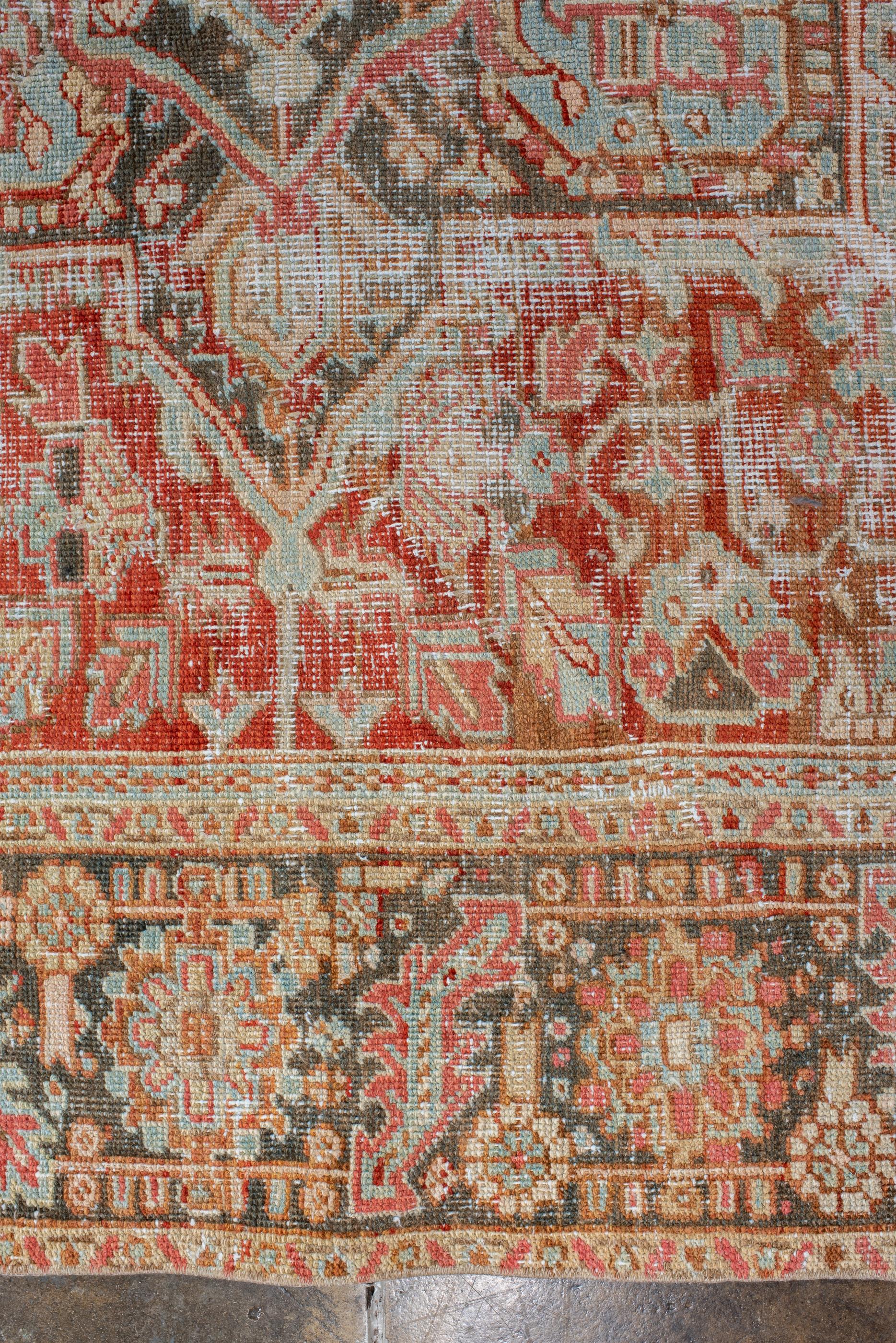 Antique Heriz Rug with Bold Medallion, Early 20th Century In Good Condition For Sale In New York, NY