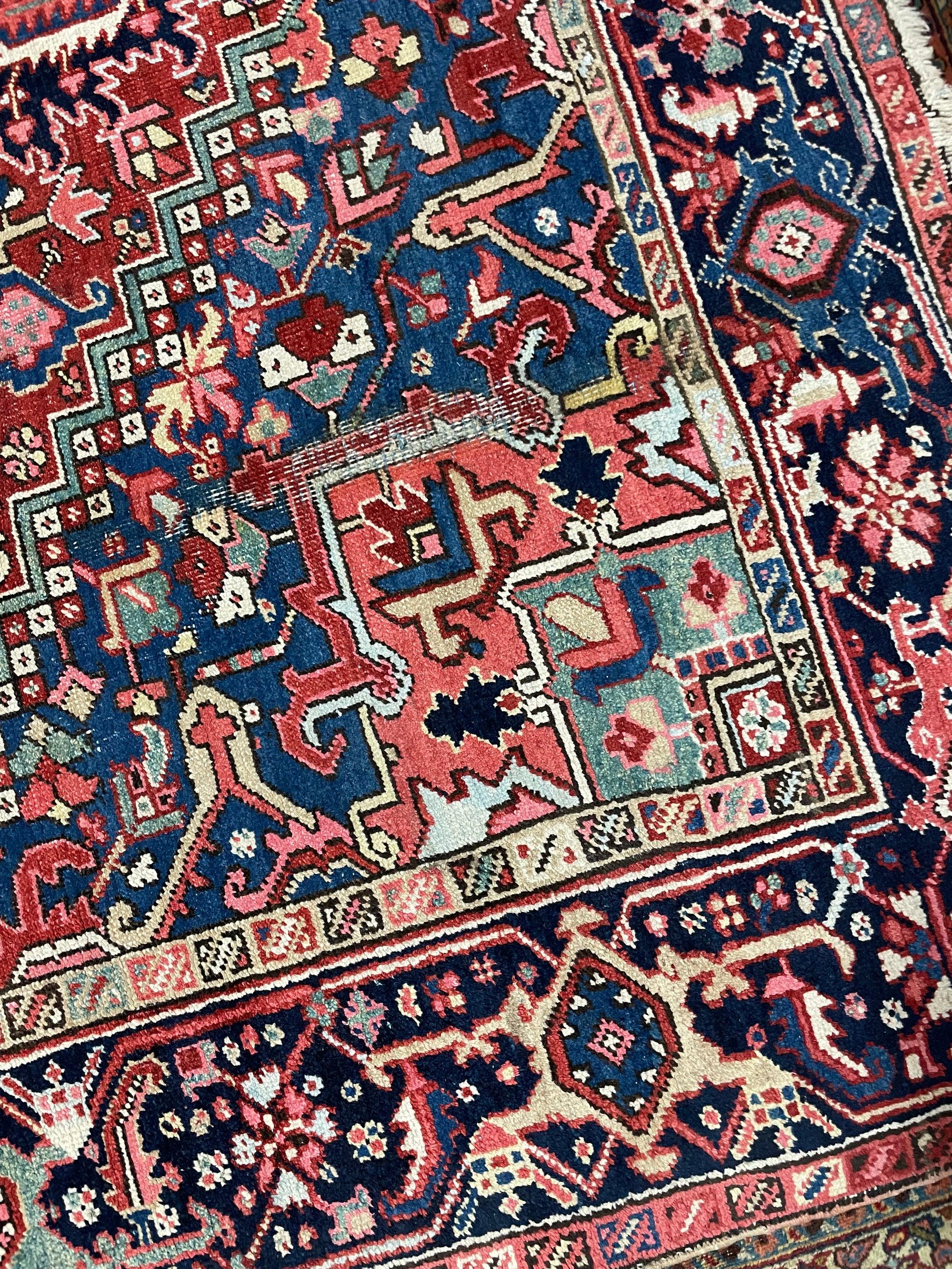 Preciosa Alfombra Antigua con Esquinas de Color Denim Profundo, Corales, Salmón, Azul Nube

Sobre: ¡Una pieza realmente fantástica!

Tamaño: 8 x 11,2
Antigüedad: Antiguo C. 1930
Pila: Baja/Media con una bonita pátina relacionada con el paso del