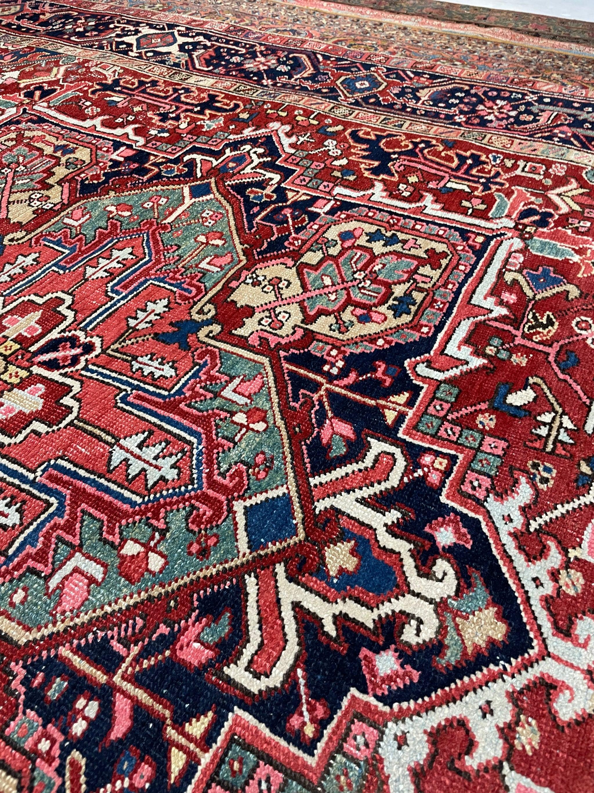 Alfombra antigua Heriz con esquinas profundas de tela vaquera, c. 1930 Anudado a mano en venta