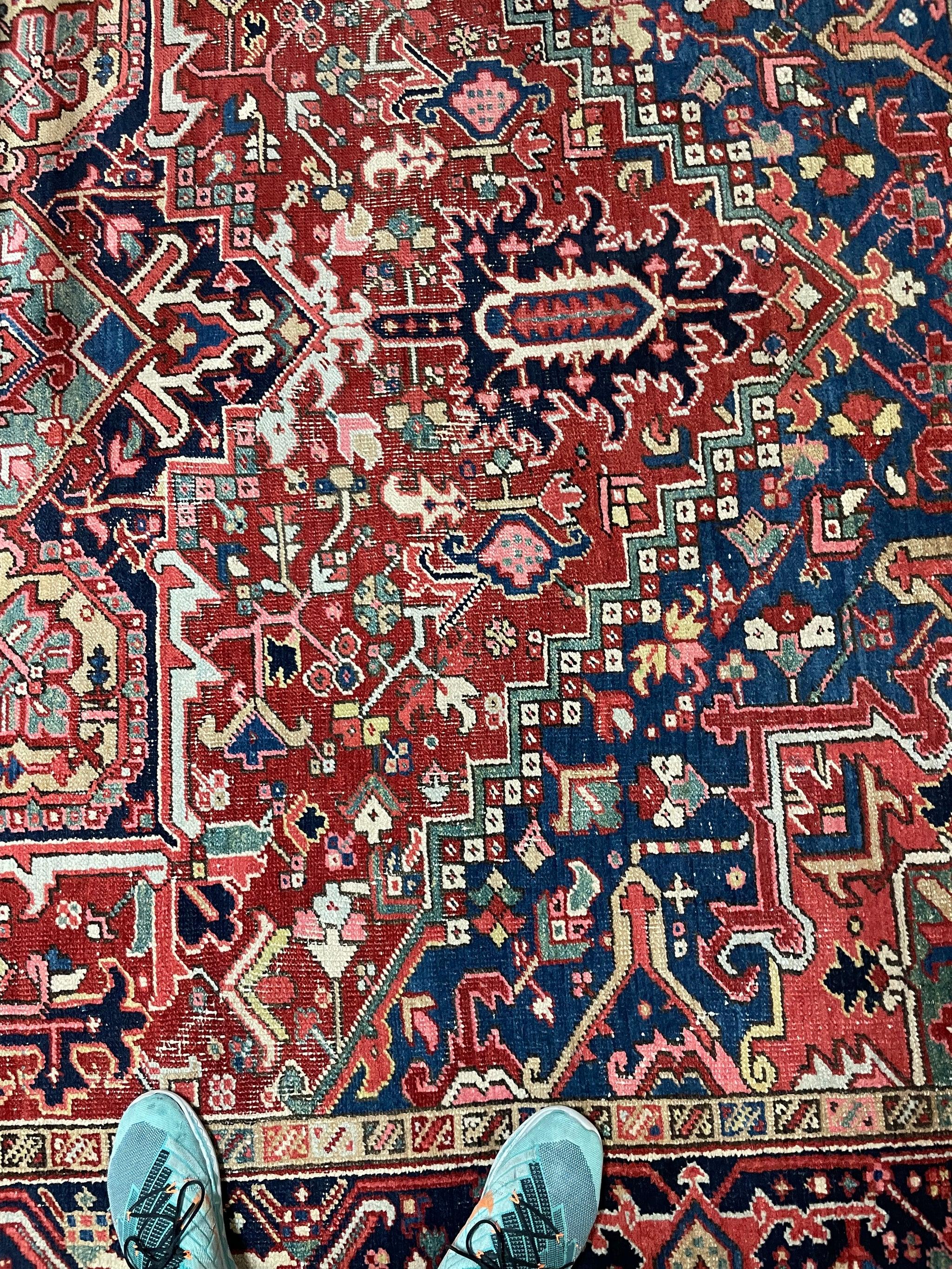 Alfombra antigua Heriz con esquinas profundas de tela vaquera, c. 1930 en Bueno estado para la venta en Milwaukee, WI