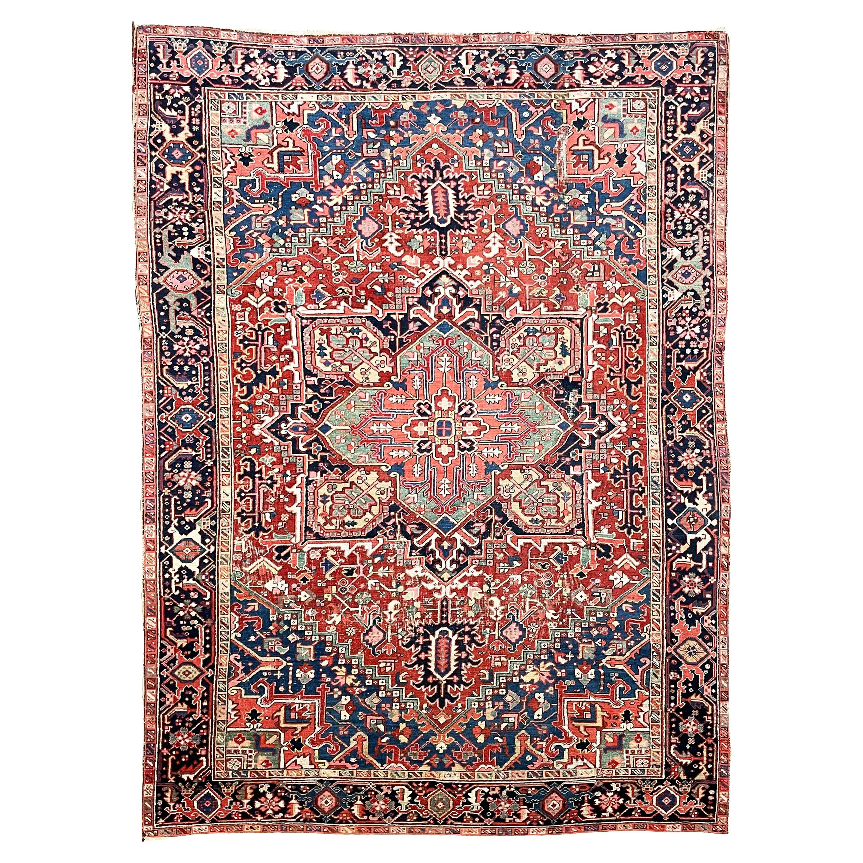 Alfombra antigua Heriz con esquinas profundas de tela vaquera, c. 1930 en venta