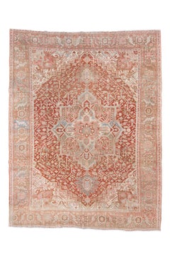 Antiker Heriz-Teppich mit großem geometrischem Medaillon in Weichkoralle und Stone Blue