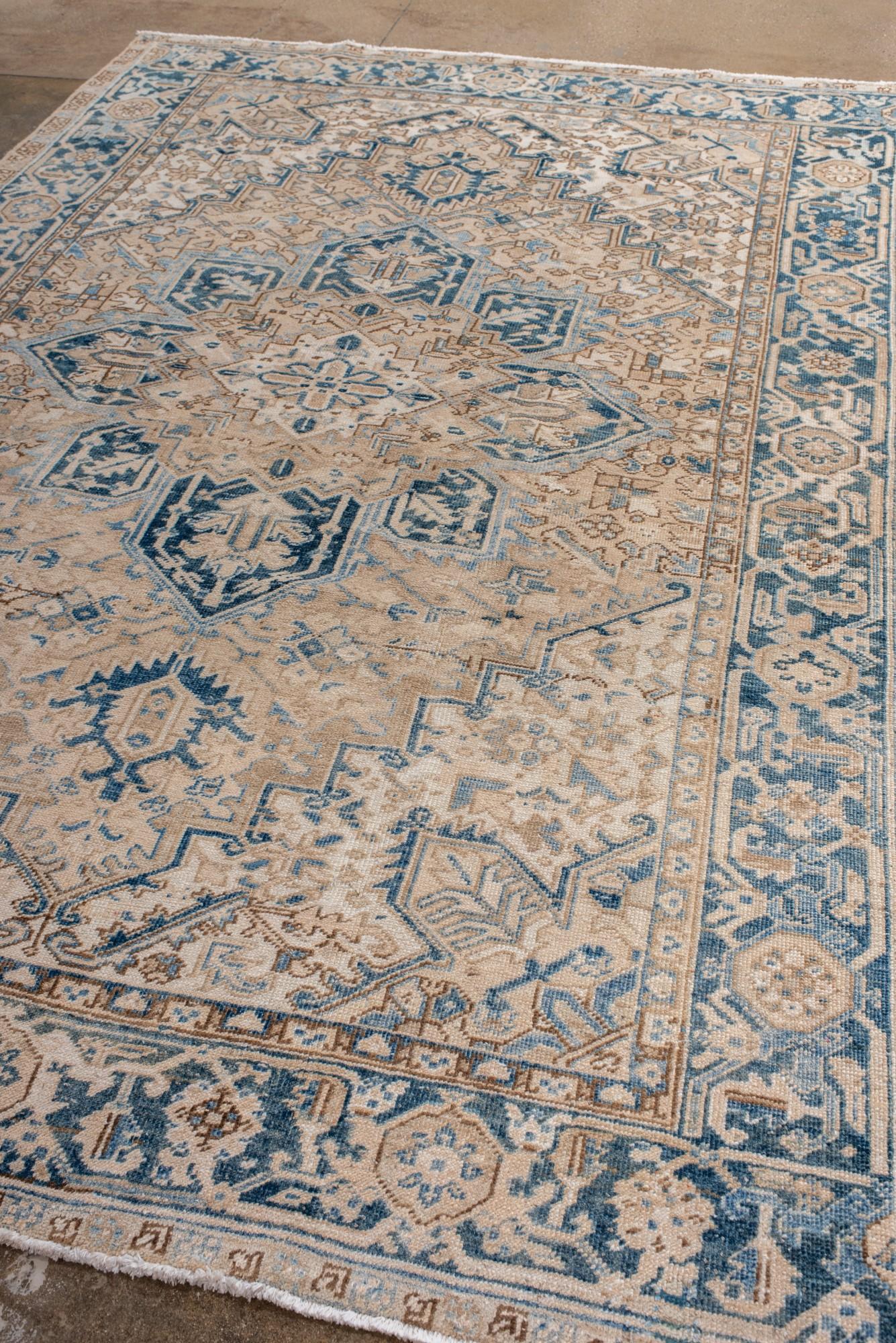 Antiker Heriz-Teppich mit seltener sanfter Blau- und Beige-Palette (Persisch) im Angebot