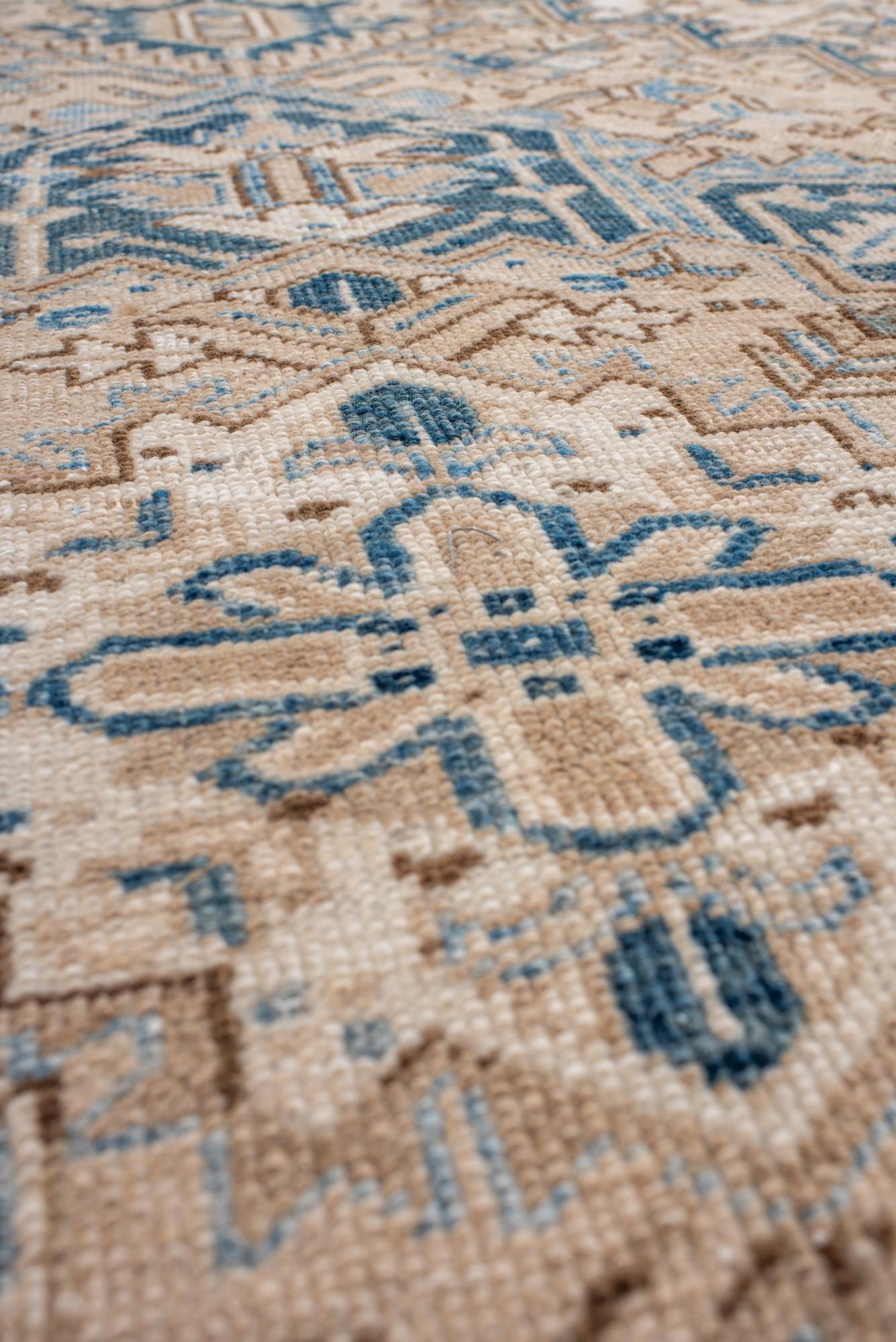 Antiker Heriz-Teppich mit seltener sanfter Blau- und Beige-Palette (20. Jahrhundert) im Angebot
