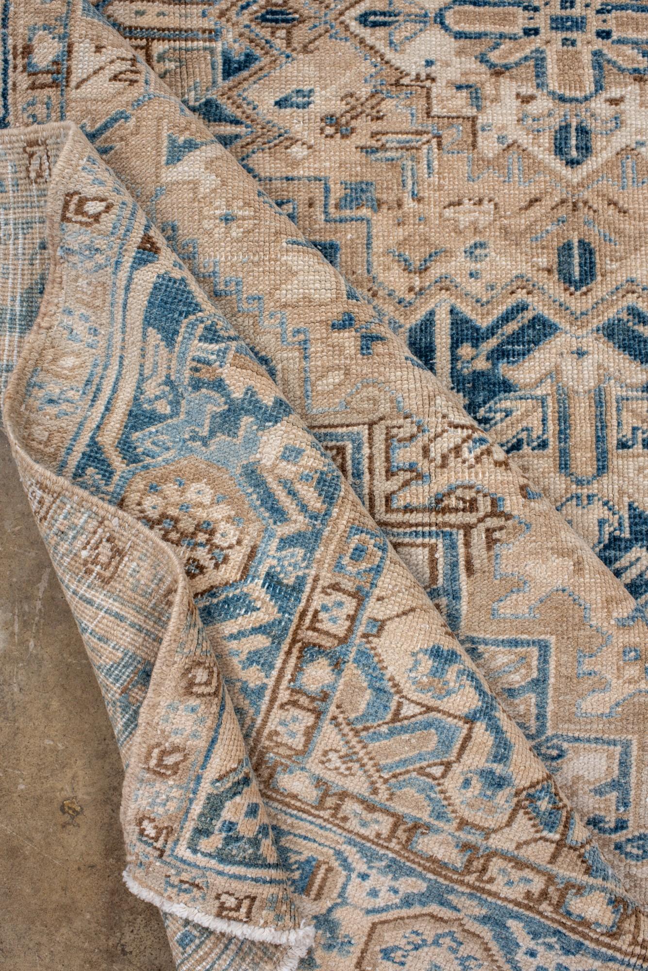 Antiker Heriz-Teppich mit seltener sanfter Blau- und Beige-Palette im Angebot 1