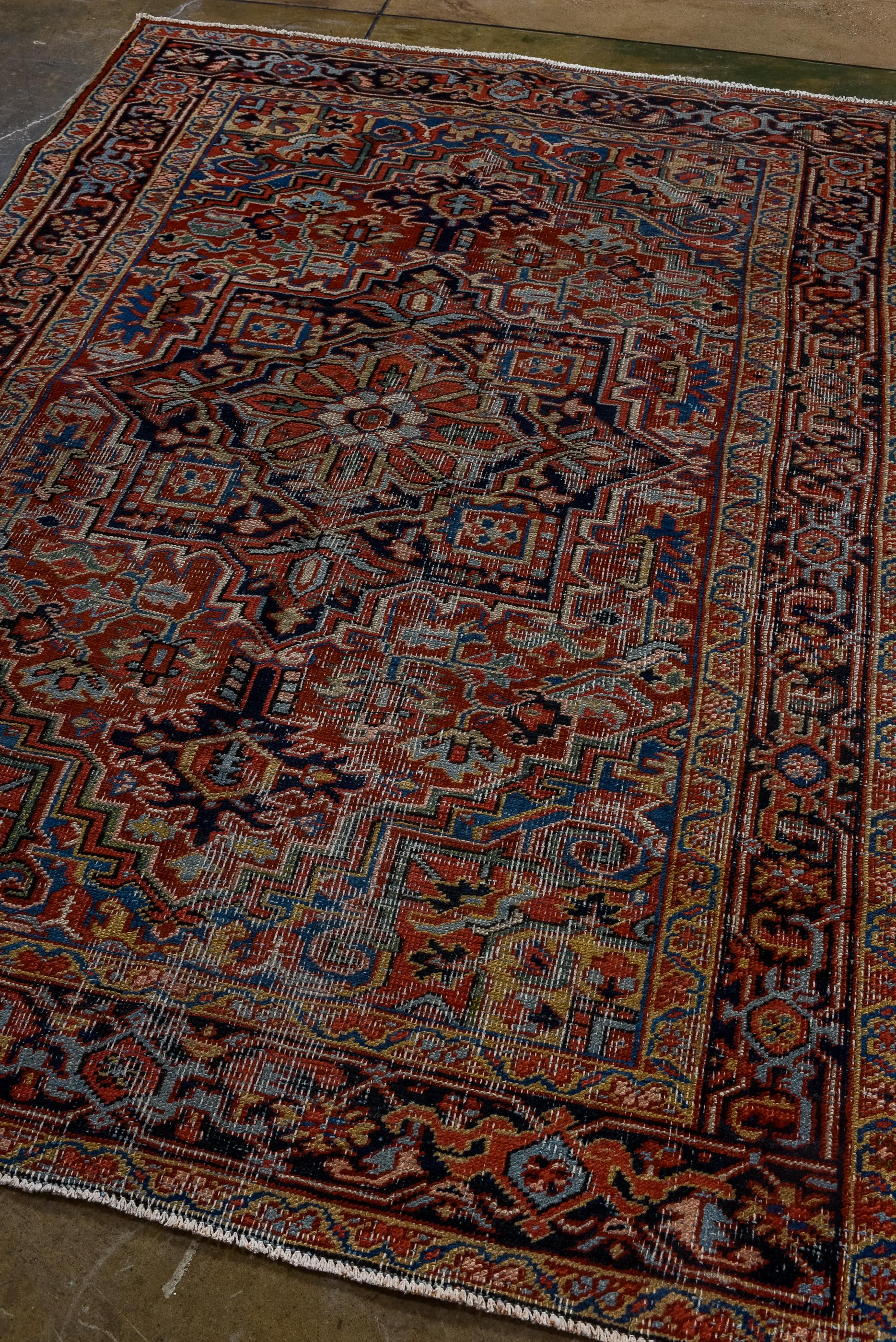Antiker Heriz-Teppich mit rotem Feld und blauem Medaillon  (Persisch) im Angebot