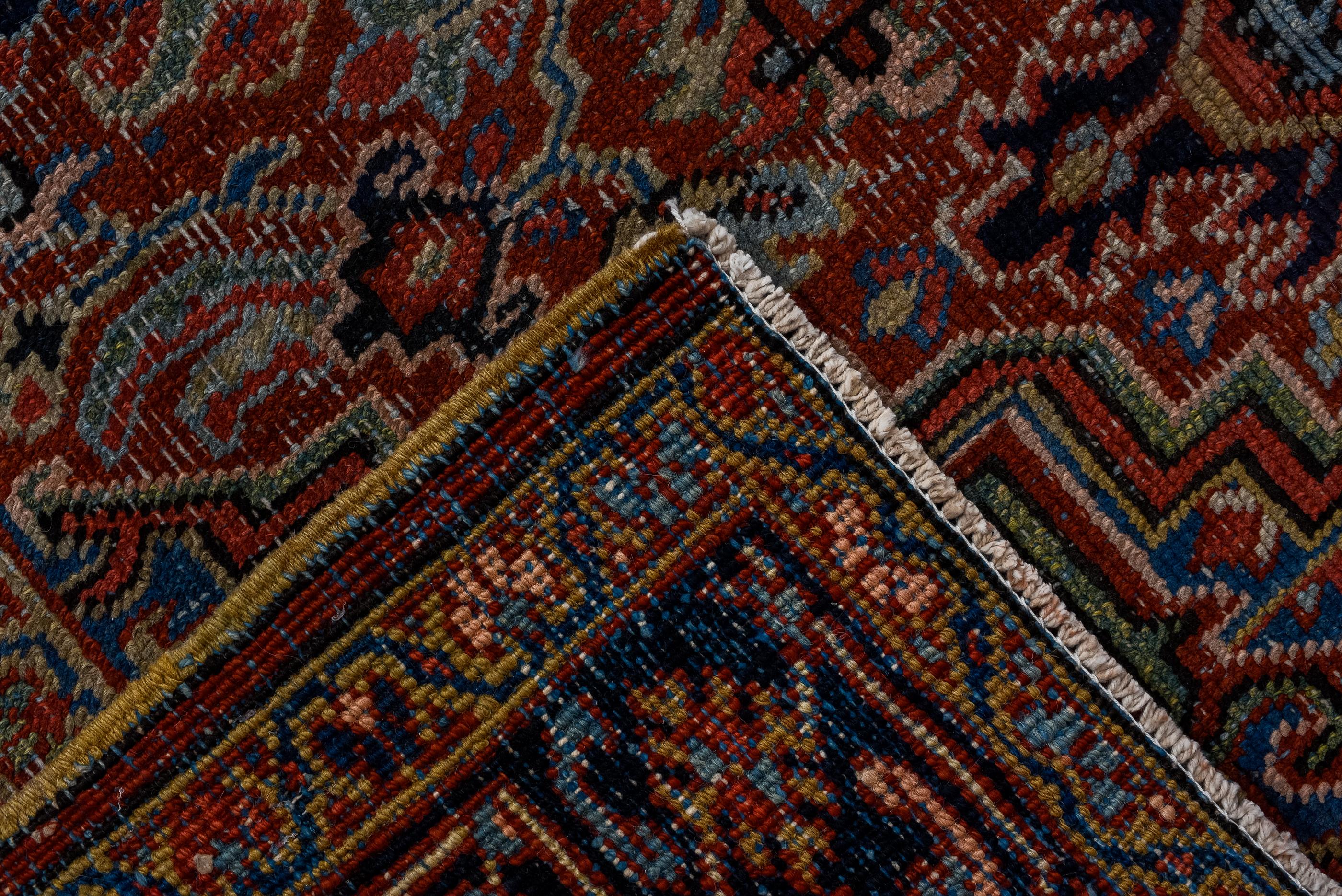 Antiker Heriz-Teppich mit rotem Feld und blauem Medaillon  (20. Jahrhundert) im Angebot