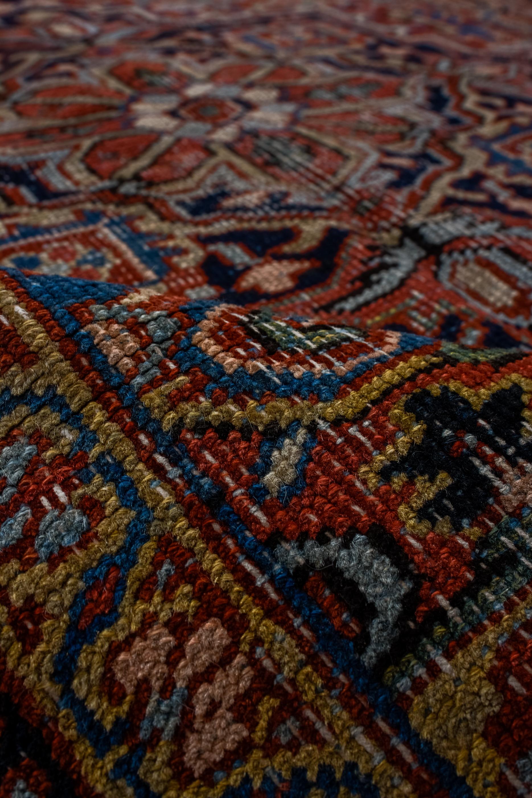 Antiker Heriz-Teppich mit rotem Feld und blauem Medaillon  (Wolle) im Angebot