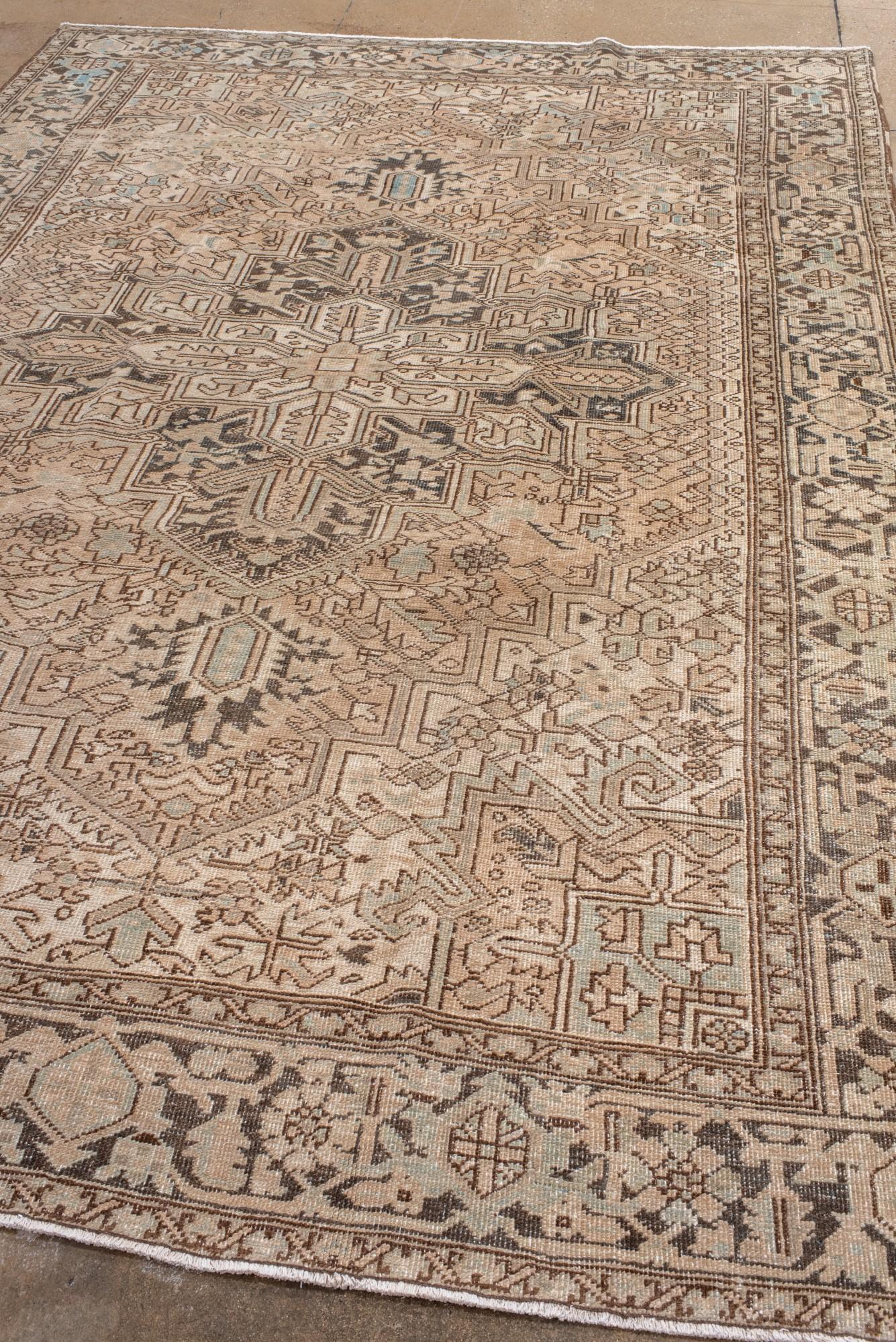 Perse Tapis Heriz ancien avec un terrain corail doux et un médaillon de forme Cruciform en vente