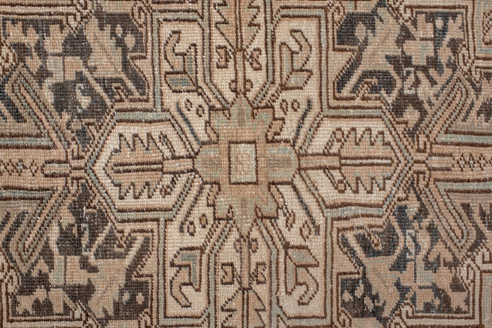 Noué à la main Tapis Heriz ancien avec un terrain corail doux et un médaillon de forme Cruciform en vente