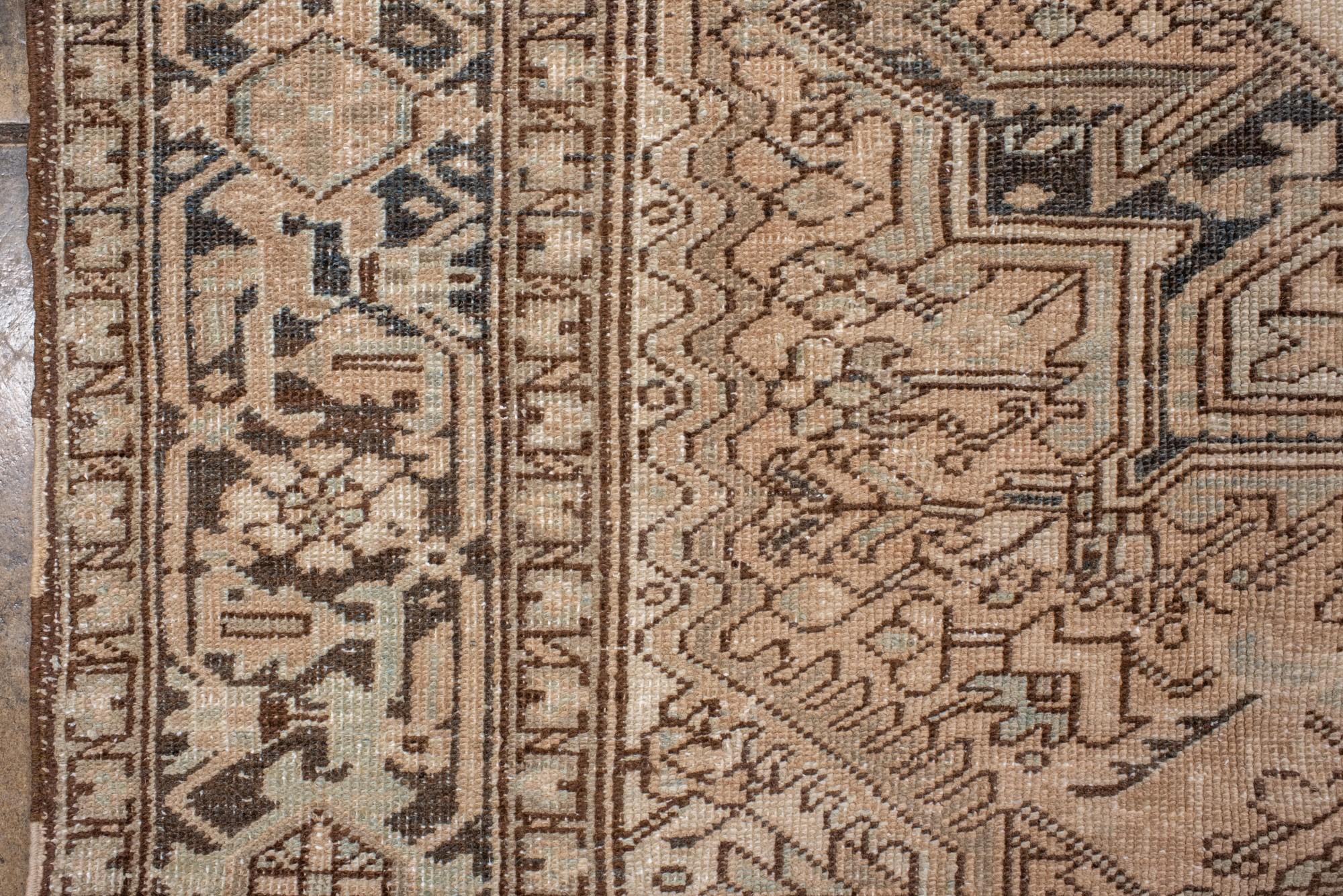 Tapis Heriz ancien avec un terrain corail doux et un médaillon de forme Cruciform Bon état - En vente à New York, NY