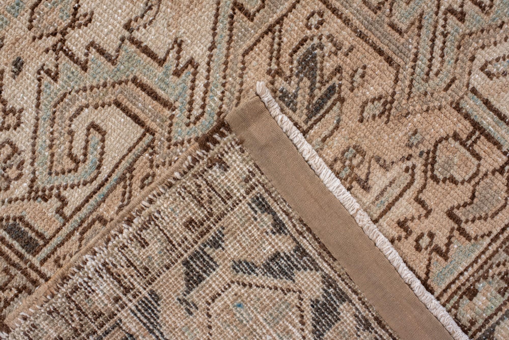 20ième siècle Tapis Heriz ancien avec un terrain corail doux et un médaillon de forme Cruciform en vente