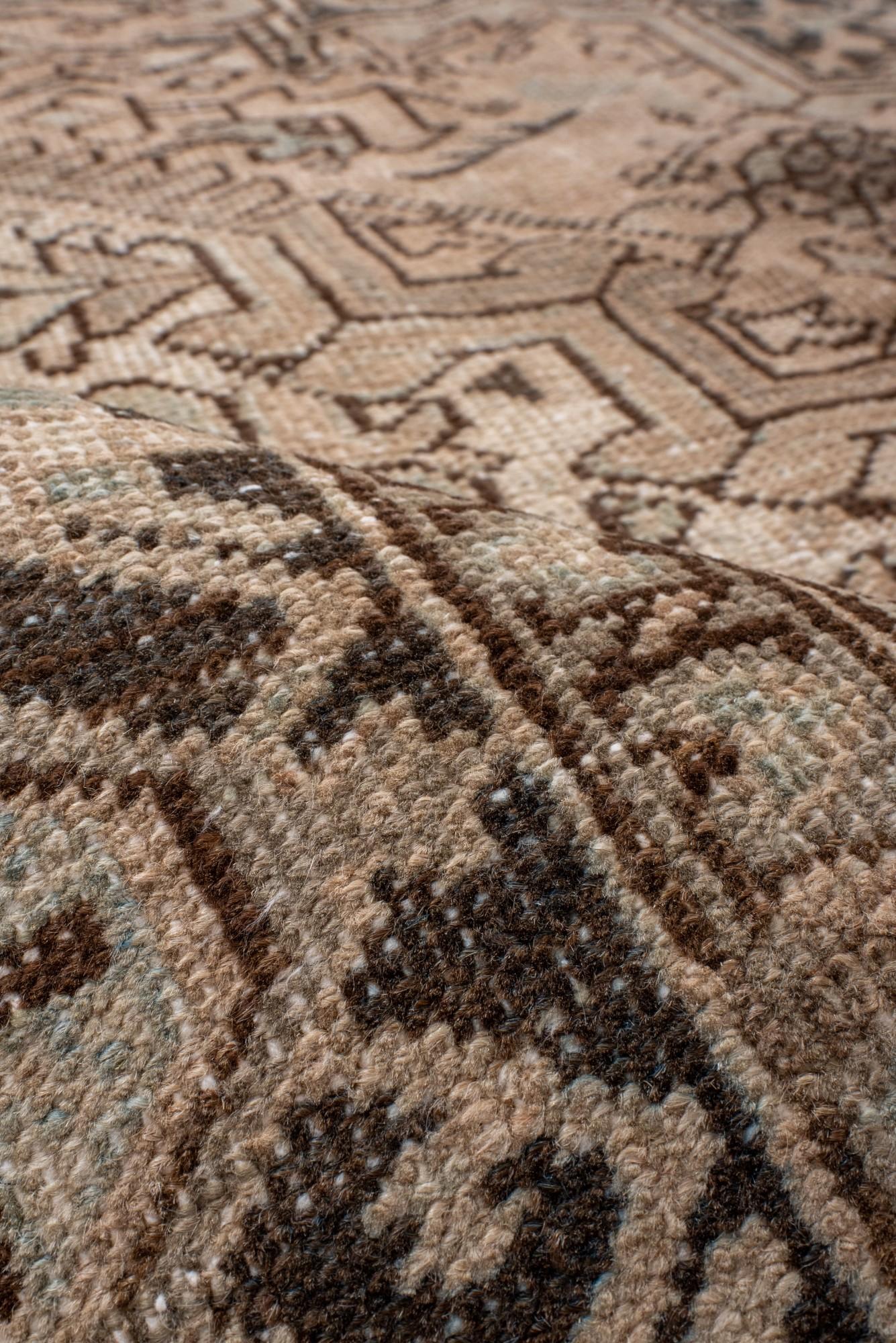 Laine Tapis Heriz ancien avec un terrain corail doux et un médaillon de forme Cruciform en vente