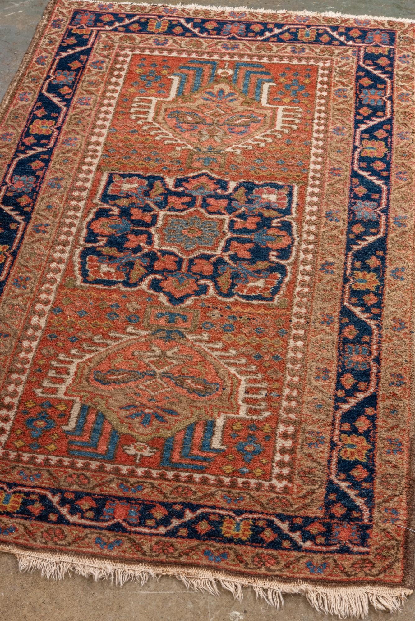 Antiker Heriz-Teppich mit warmem rotem Feld und dunkelblauer Bordüre (Persisch) im Angebot