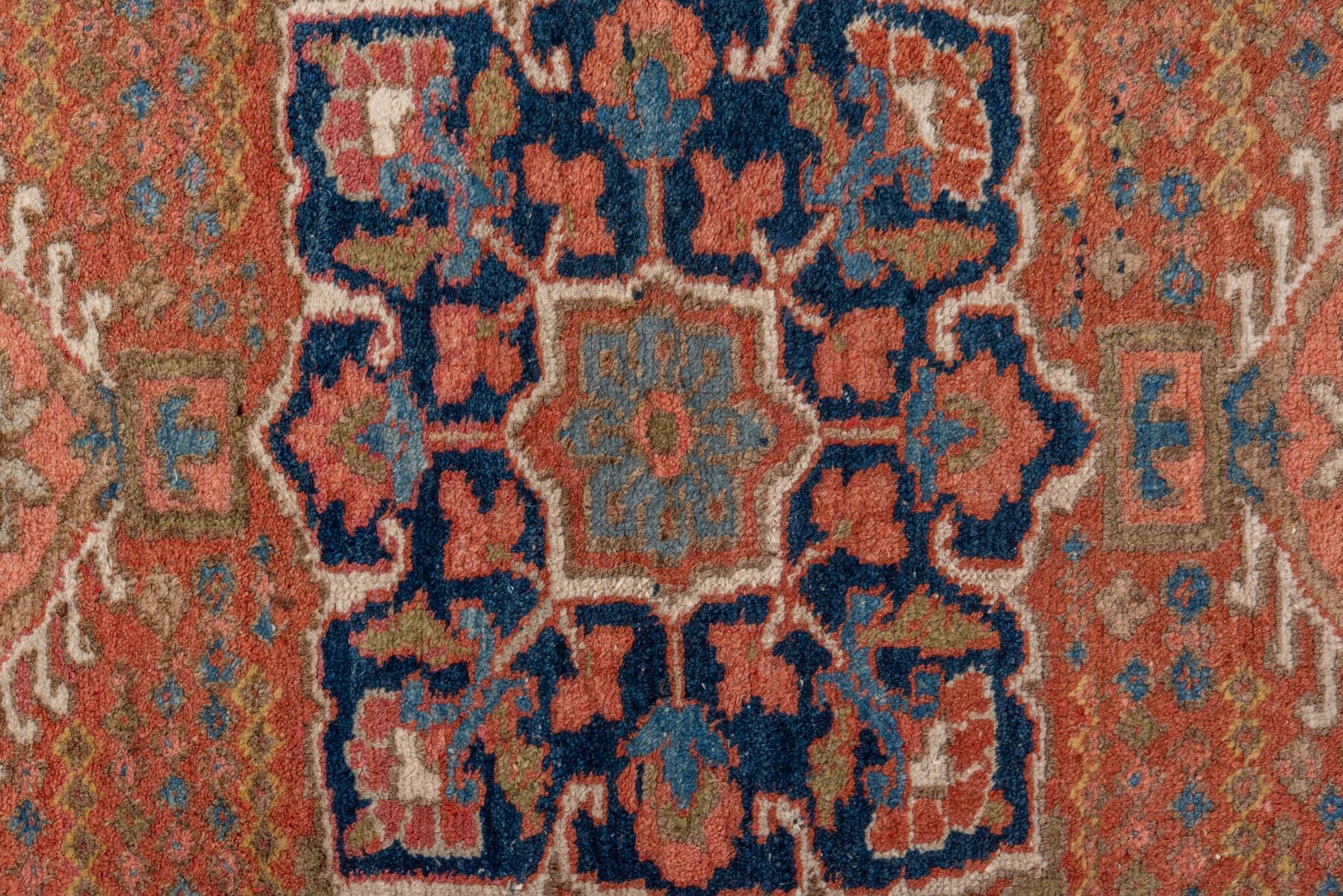 Antiker Heriz-Teppich mit warmem rotem Feld und dunkelblauer Bordüre im Zustand „Gut“ im Angebot in New York, NY