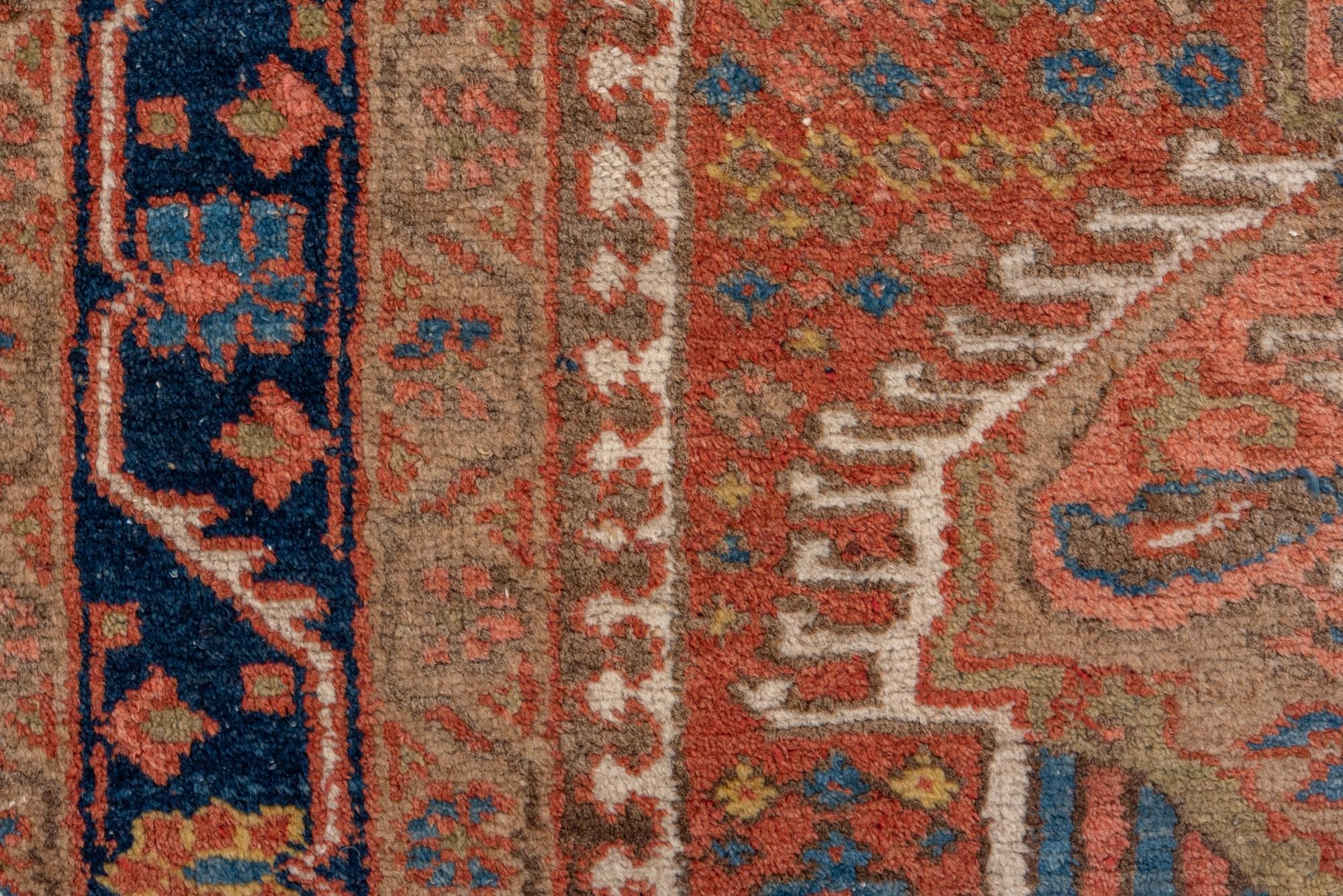 Antiker Heriz-Teppich mit warmem rotem Feld und dunkelblauer Bordüre (20. Jahrhundert) im Angebot