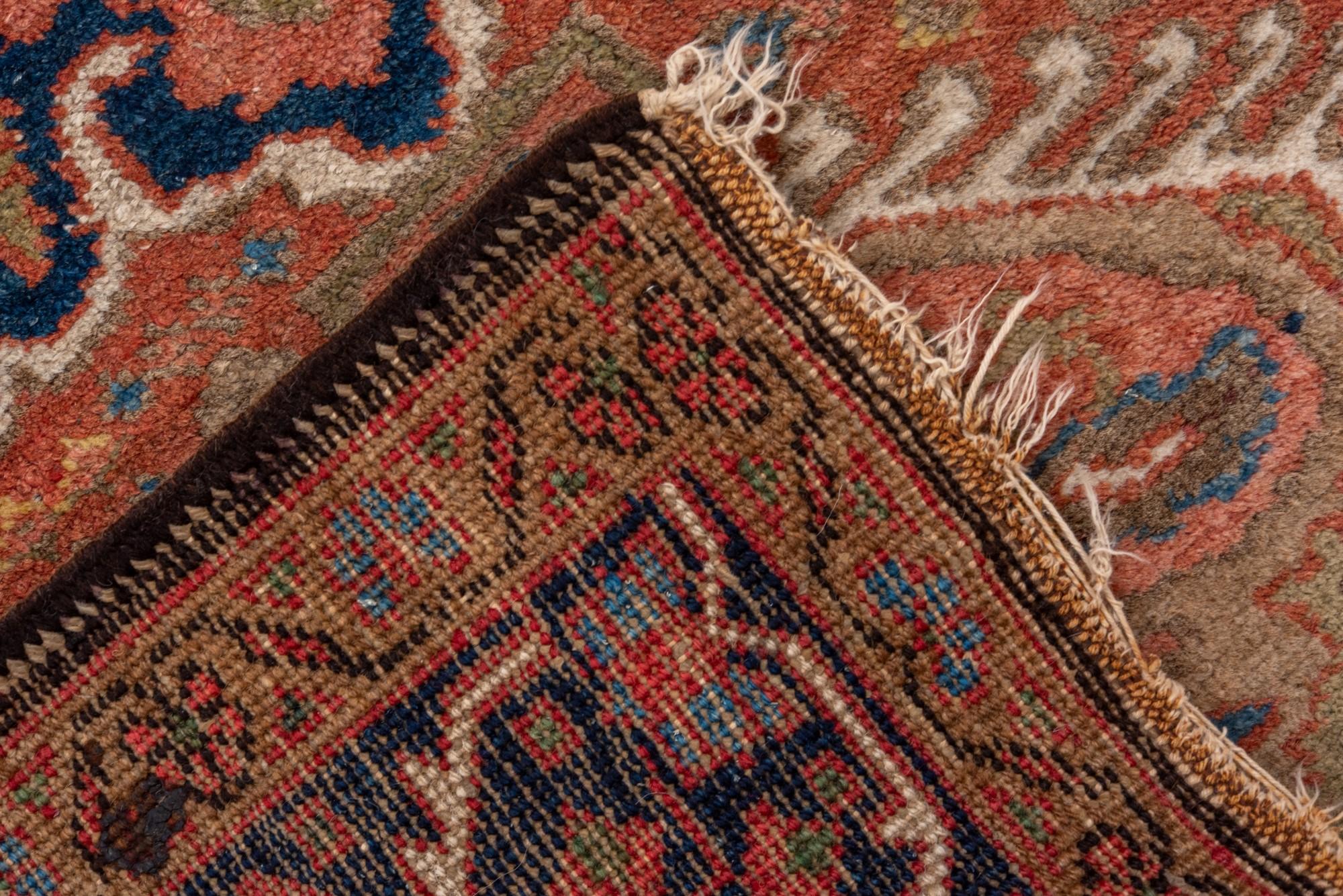 Antiker Heriz-Teppich mit warmem rotem Feld und dunkelblauer Bordüre (Wolle) im Angebot
