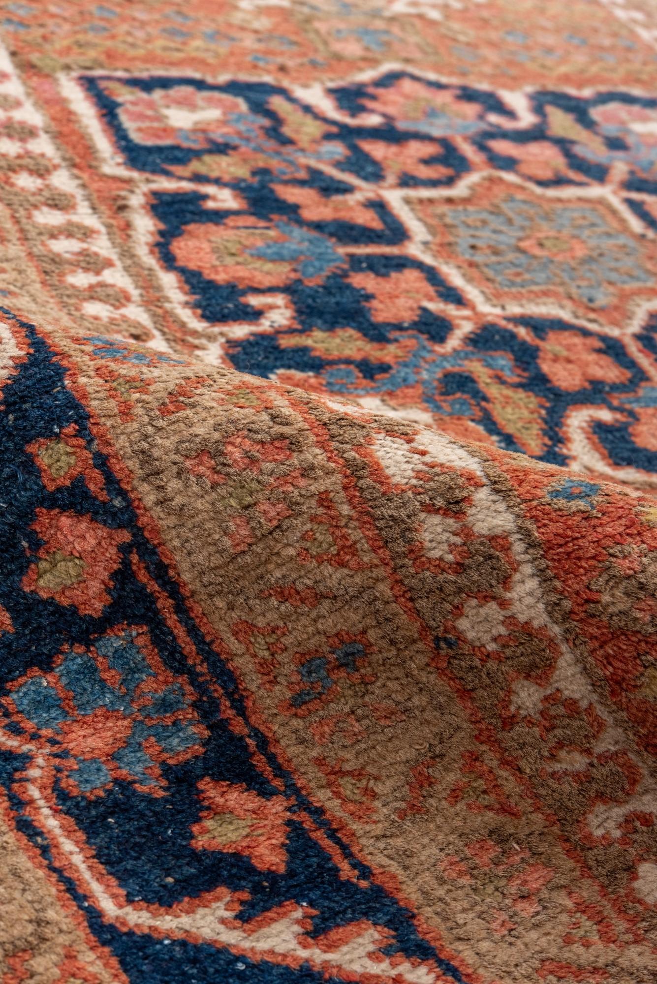 Antiker Heriz-Teppich mit warmem rotem Feld und dunkelblauer Bordüre im Angebot 1