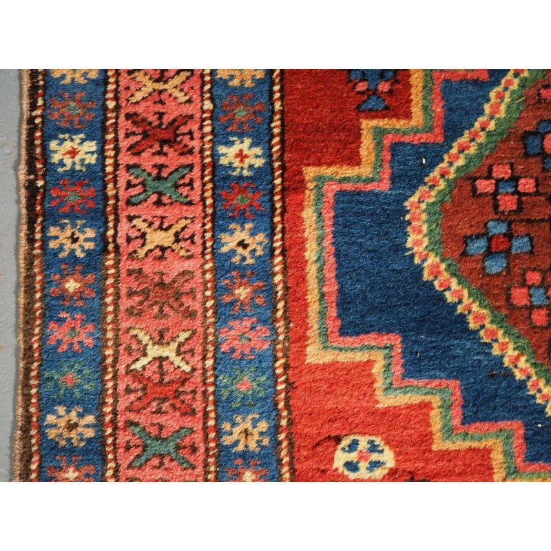 Antique Heriz Runner with Bold Medallion Design, circa 1900/20 In Excellent Condition For Sale In Moreton-In-Marsh, GB