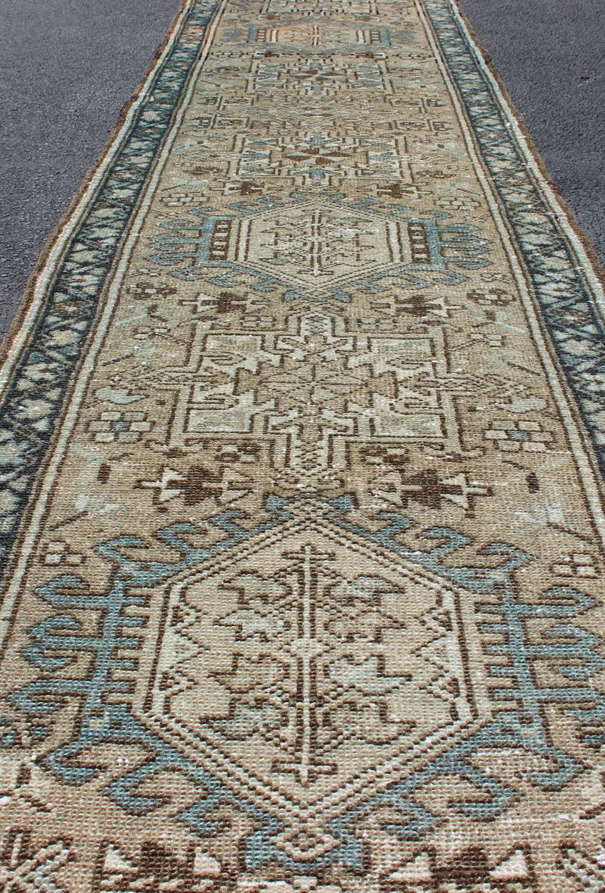 Laine Tapis de couloir Heriz ancien avec médaillons géométriques centraux en brun clair, bleu et marron en vente