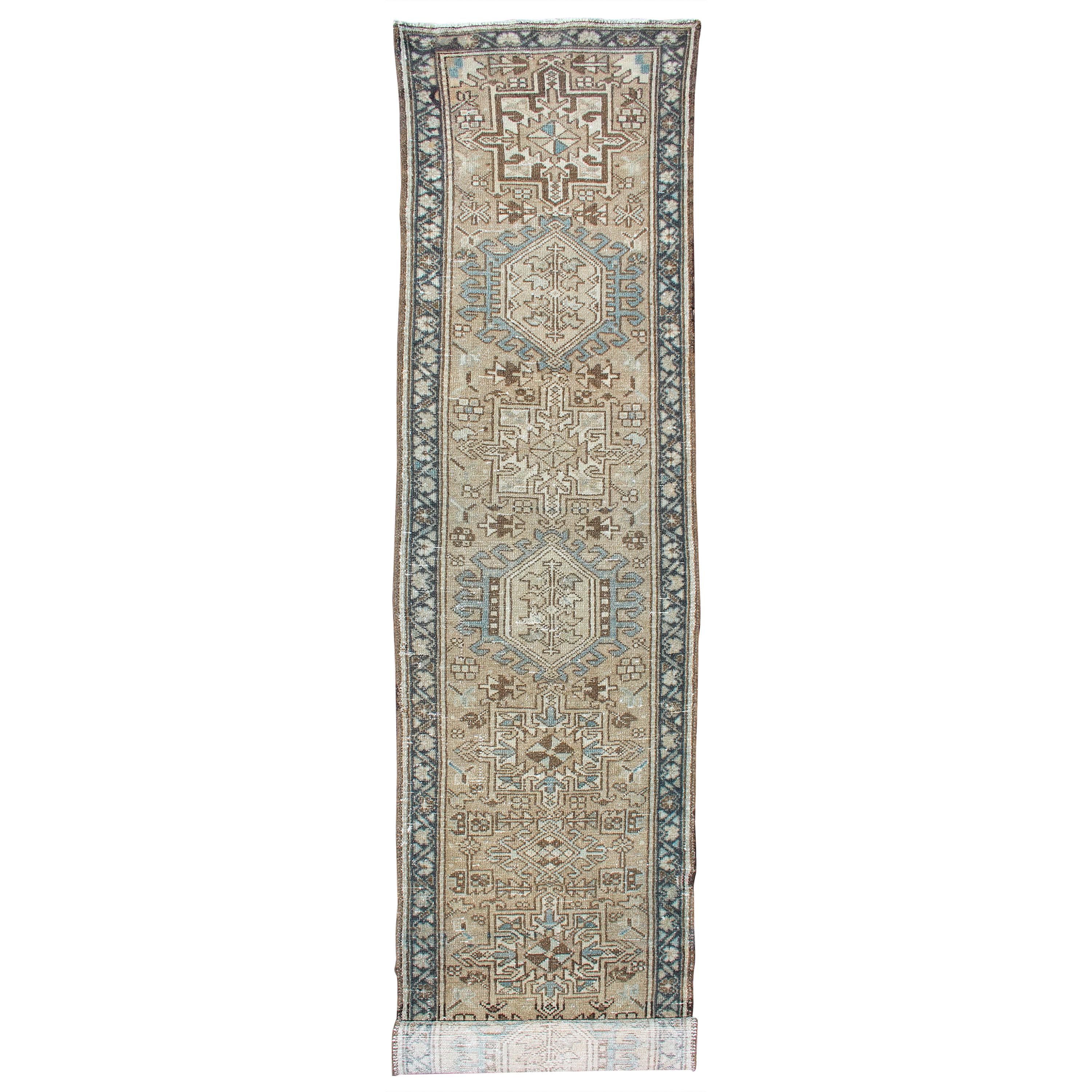 Tapis de couloir Heriz ancien avec médaillons géométriques centraux en brun clair, bleu et marron