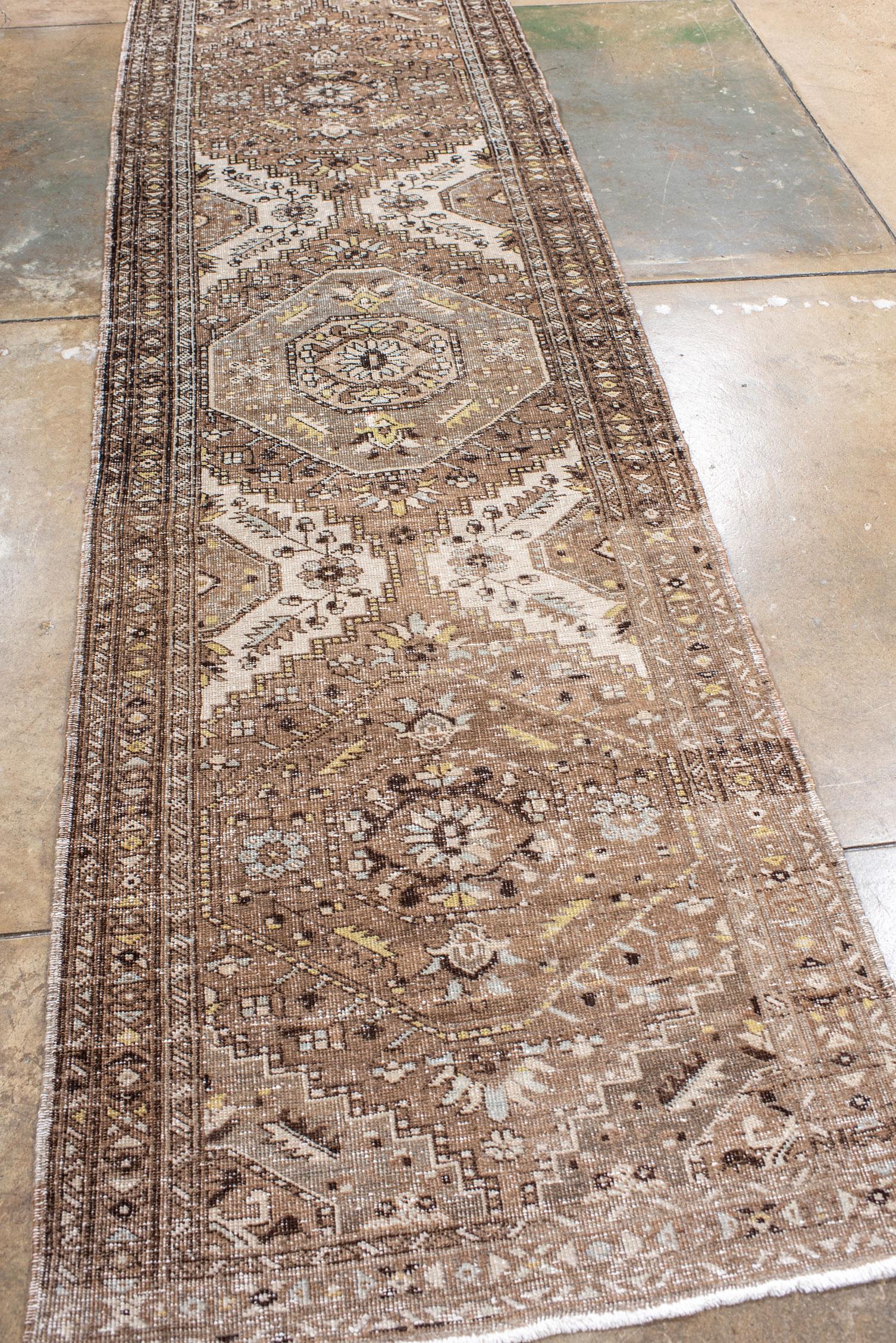 Perse Chemin de table antique Heriz avec trois médaillons octogonaux en vente