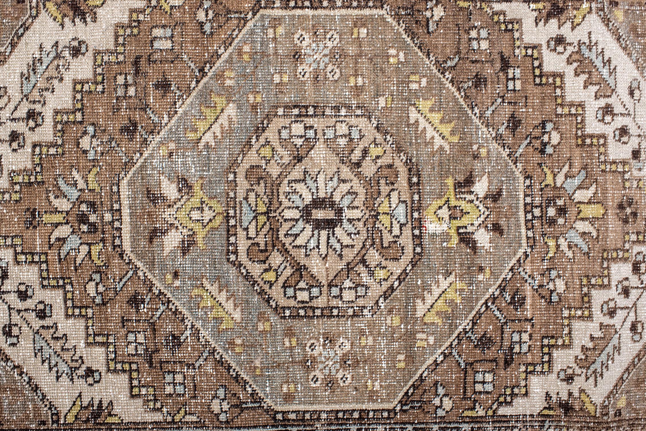 Noué à la main Chemin de table antique Heriz avec trois médaillons octogonaux en vente