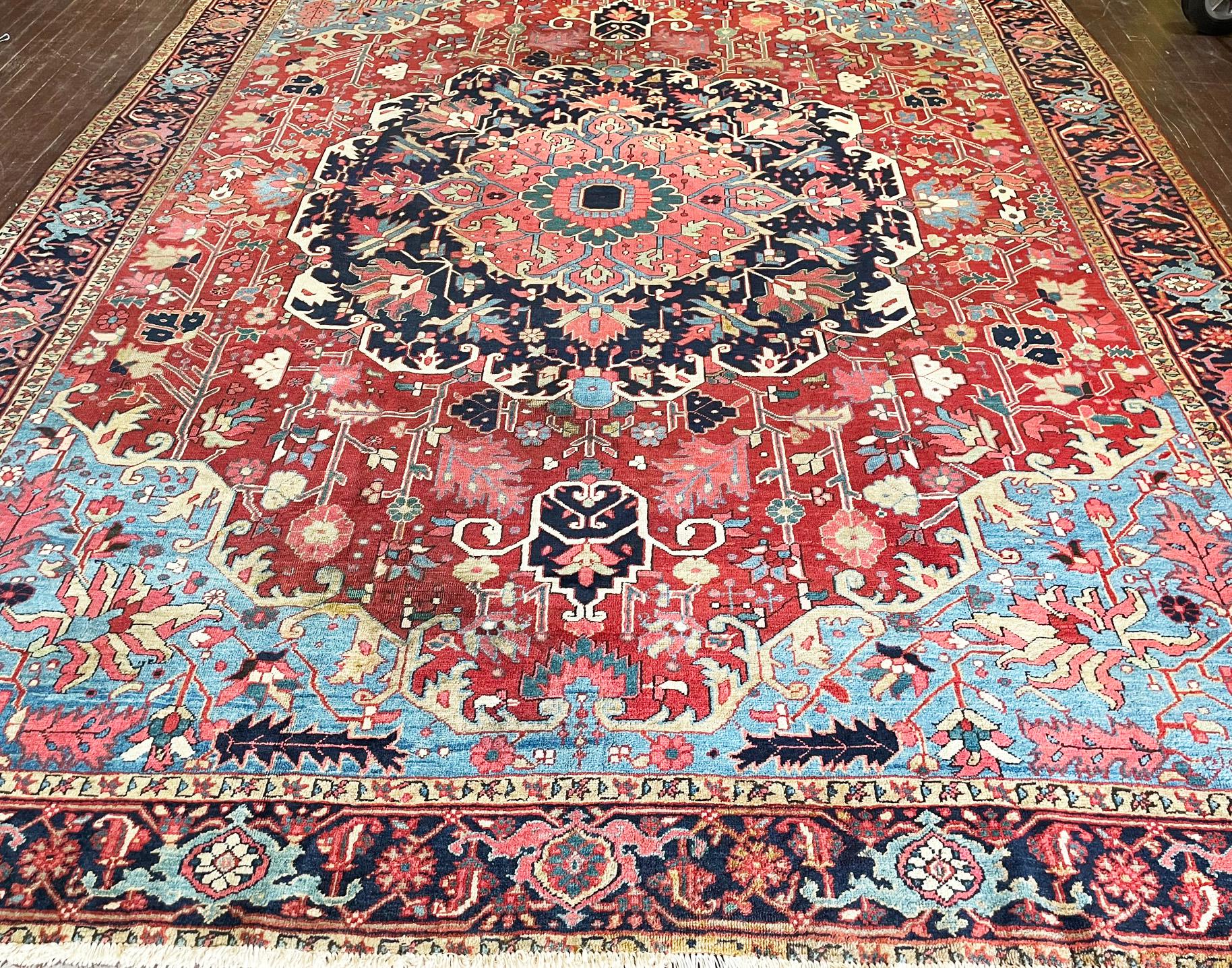 Antique Heriz / Serapi Oriental Carpet, circa 1910  In Good Condition For Sale In Evanston, IL