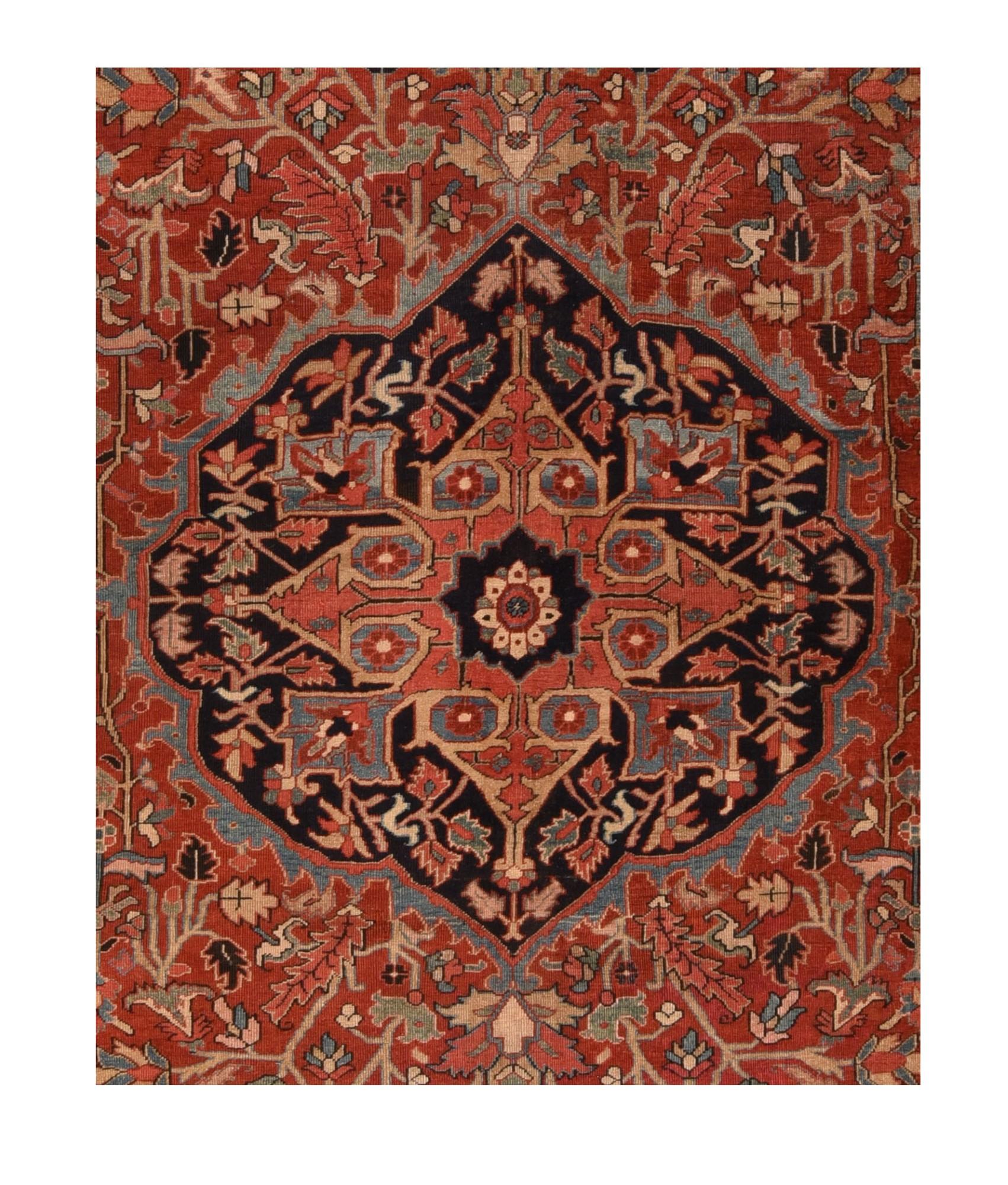 Antique Heriz Serapi Rug In Good Condition For Sale In New York, NY
