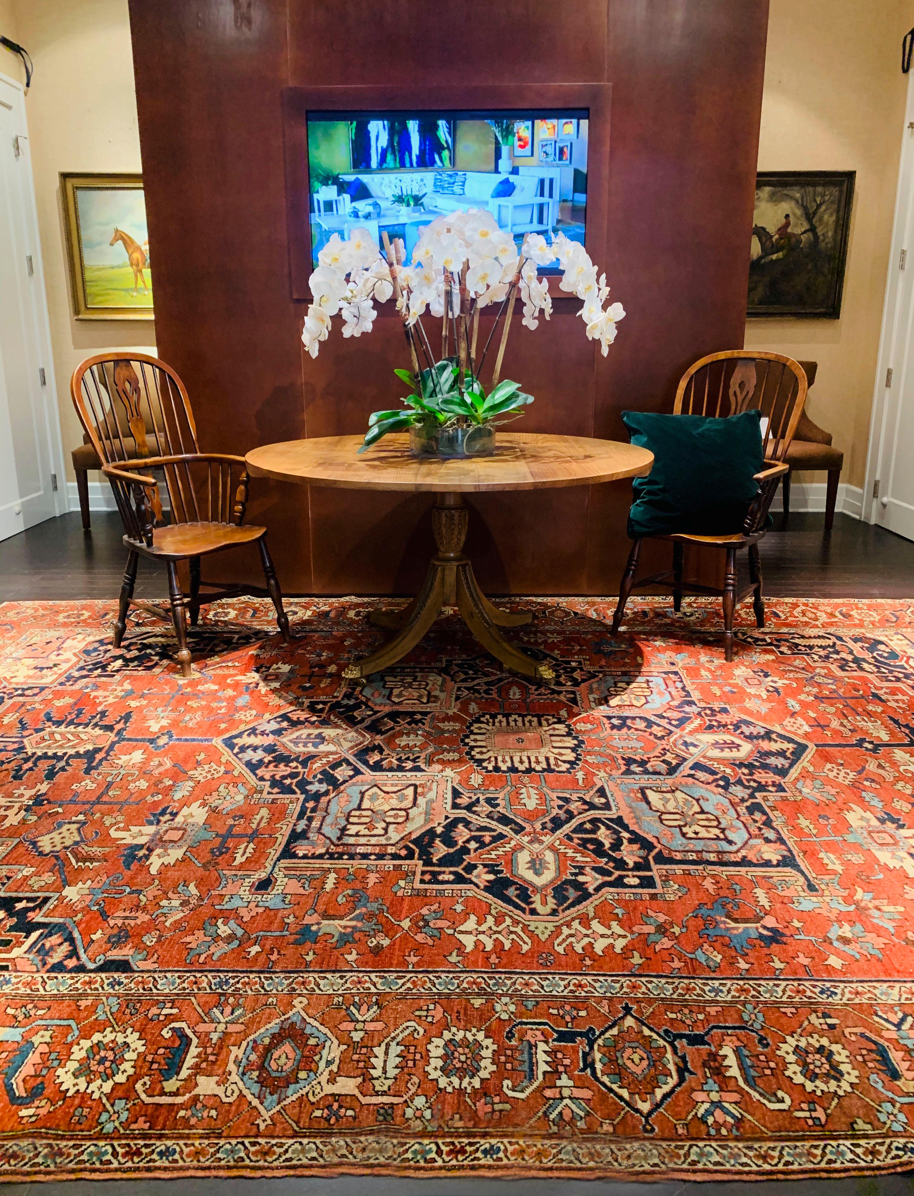 9'8 x 13'4. Questo antico tappeto persiano Heriz raffigura un grazioso medaglione simmetrico tessuto in blu, rosso e crema. Il campo di mandarino scuro è assicurato da pennacchi angolari blu persiano con splendidi motivi floreali. Circondato da