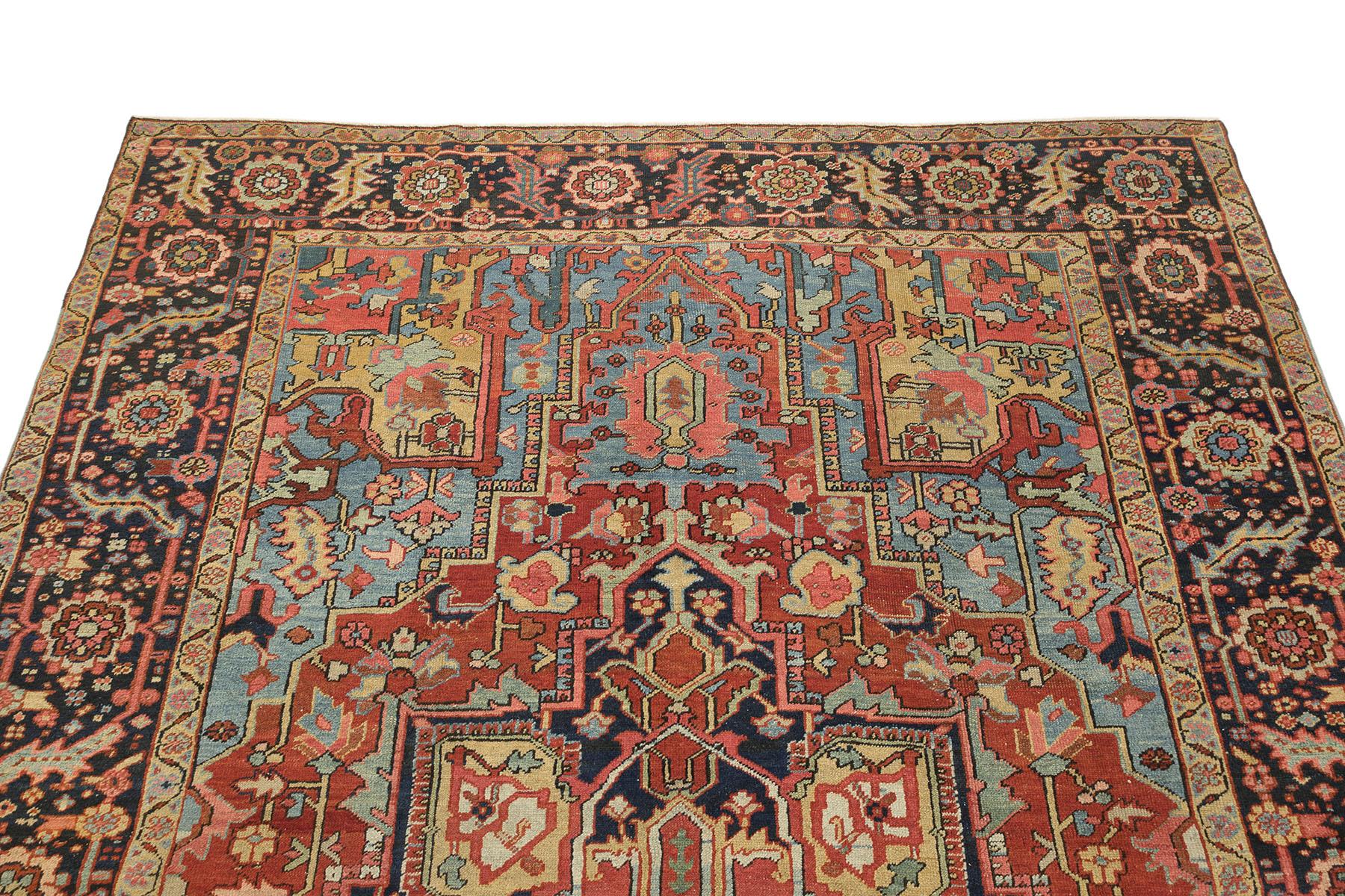 Annodato a mano Tappeto antico Heriz Serapi, annodato a mano, 12.0x8.6 ft - Rosso, blu e avorio in vendita
