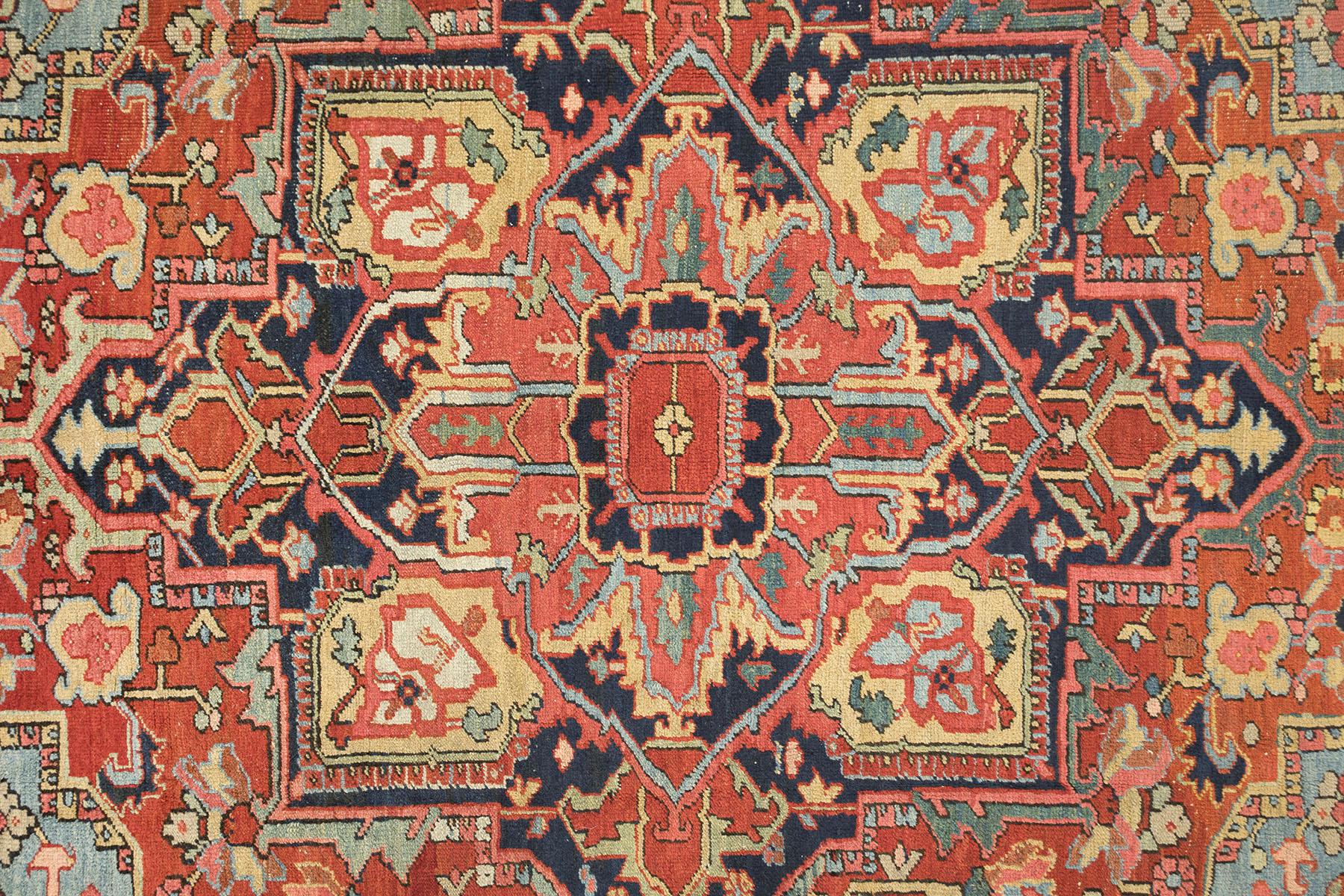 Tappeto antico Heriz Serapi, annodato a mano, 12.0x8.6 ft - Rosso, blu e avorio In condizioni buone in vendita a North Bergen, NJ