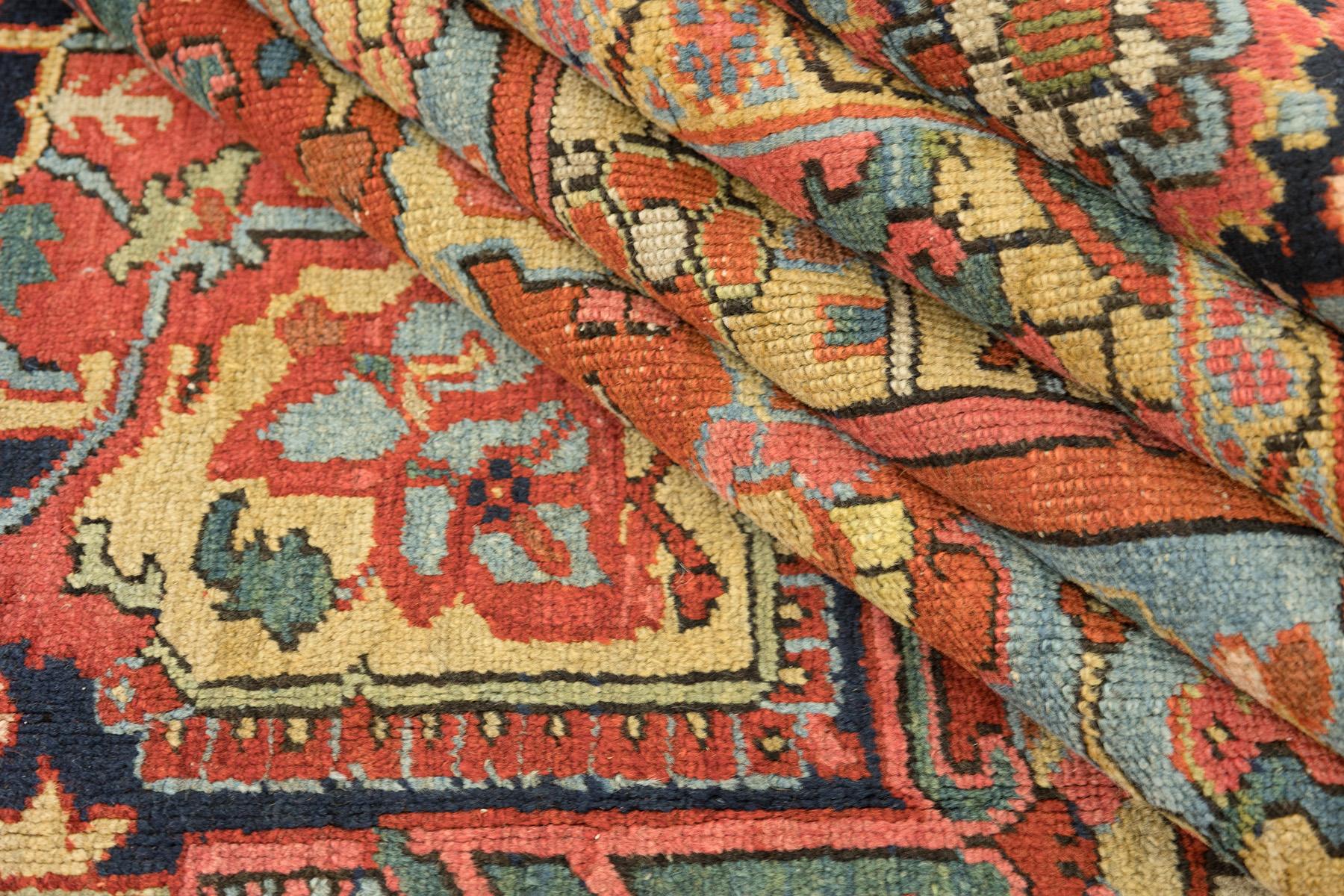 Inizio XX secolo Tappeto antico Heriz Serapi, annodato a mano, 12.0x8.6 ft - Rosso, blu e avorio in vendita
