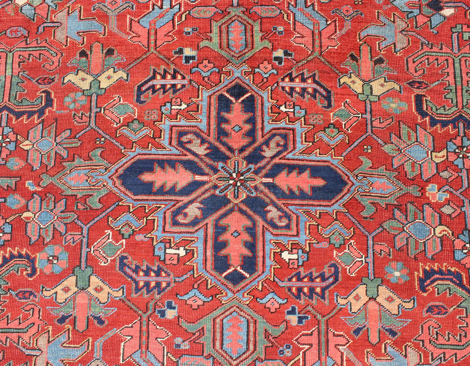 Tapis persan ancien Heriz Serapi avec médaillon central et motif géométrique en vente 5